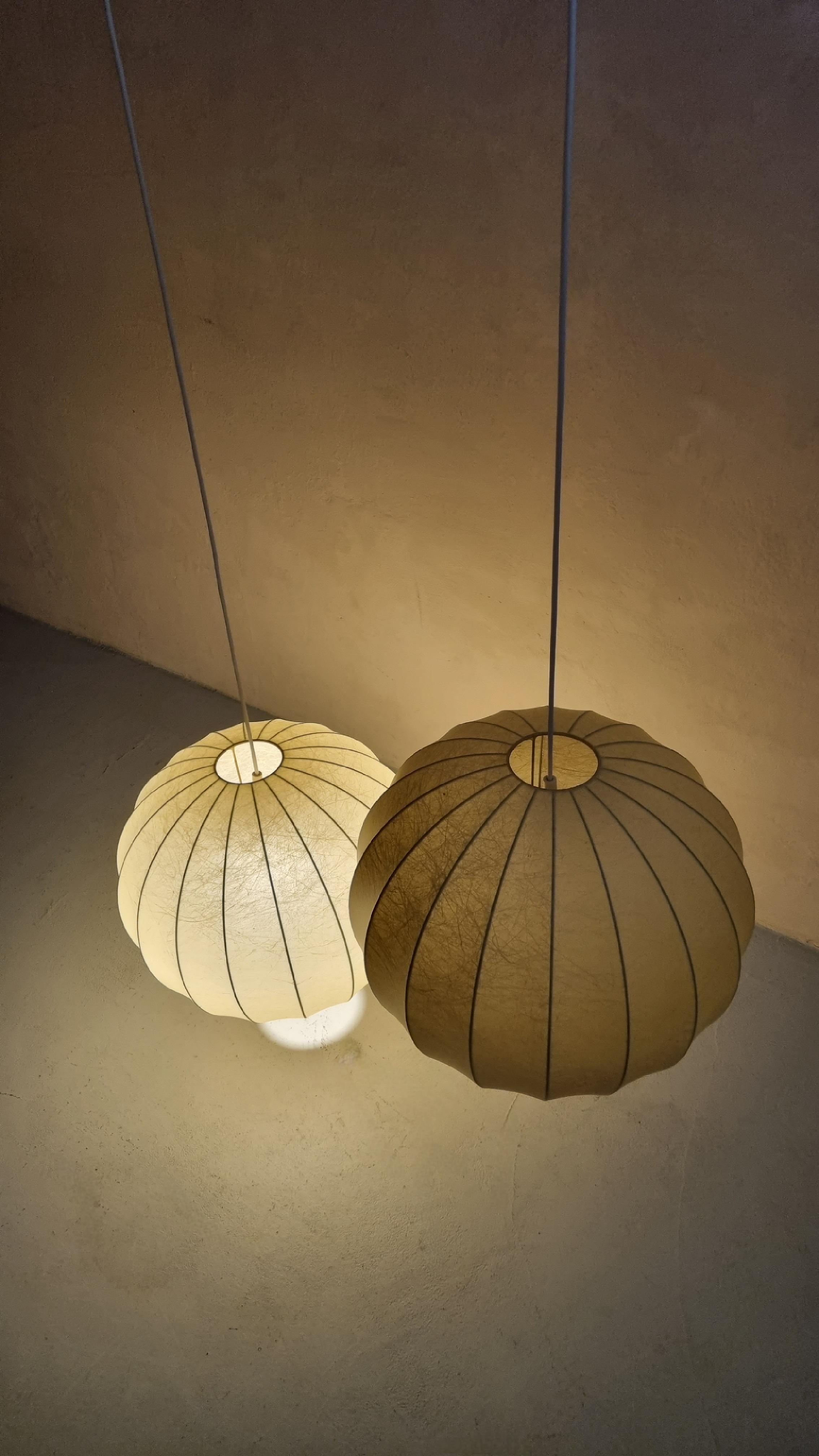 Métal Paire de grandes lampes à suspension cocon, fabrication italienne, années 1960 en vente