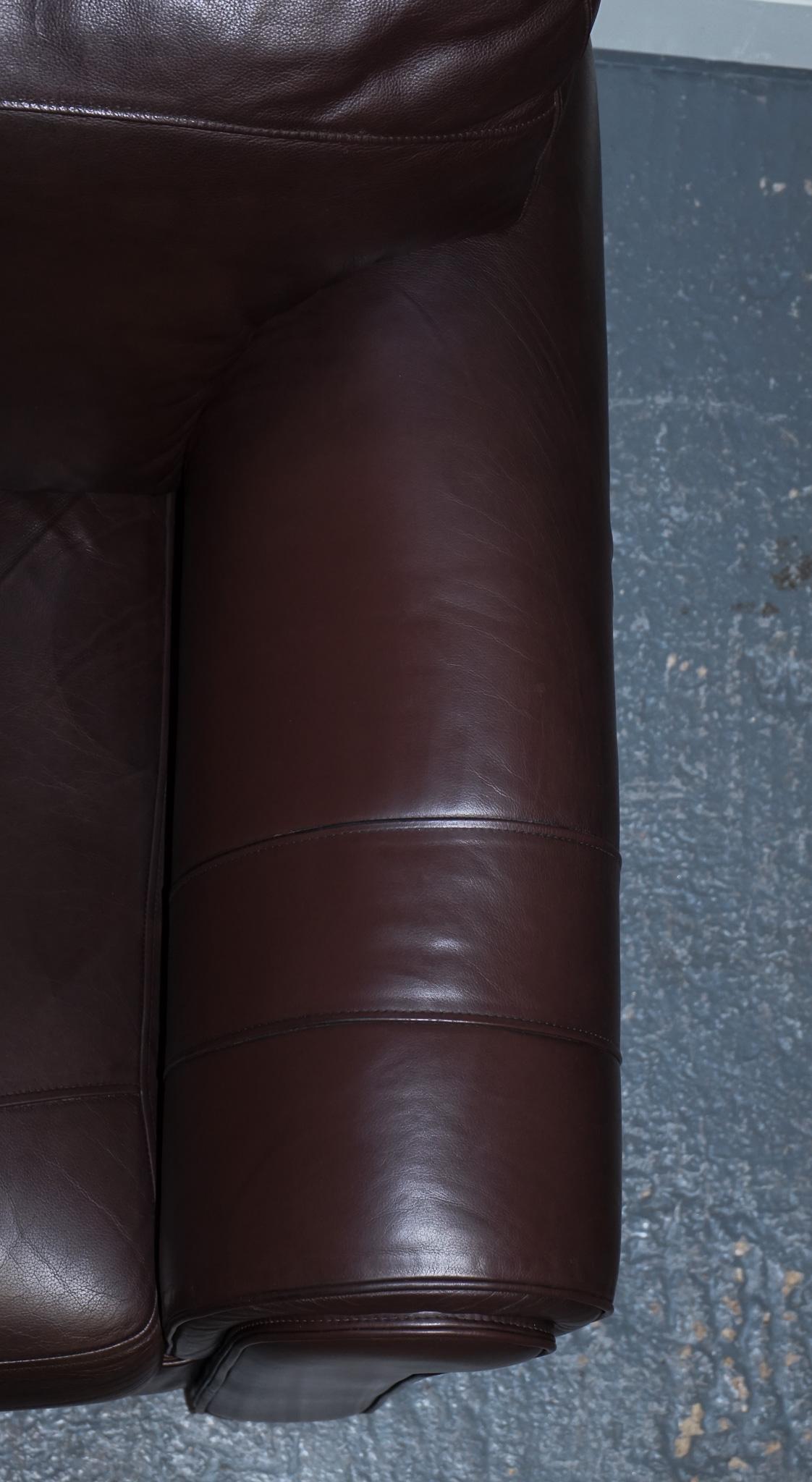 Leather PAIR OF LARGE COMFORTABLE BROWN LEATHER ARMCHAIRS, MATCHiNG SOFA AVAILABLE For Sale