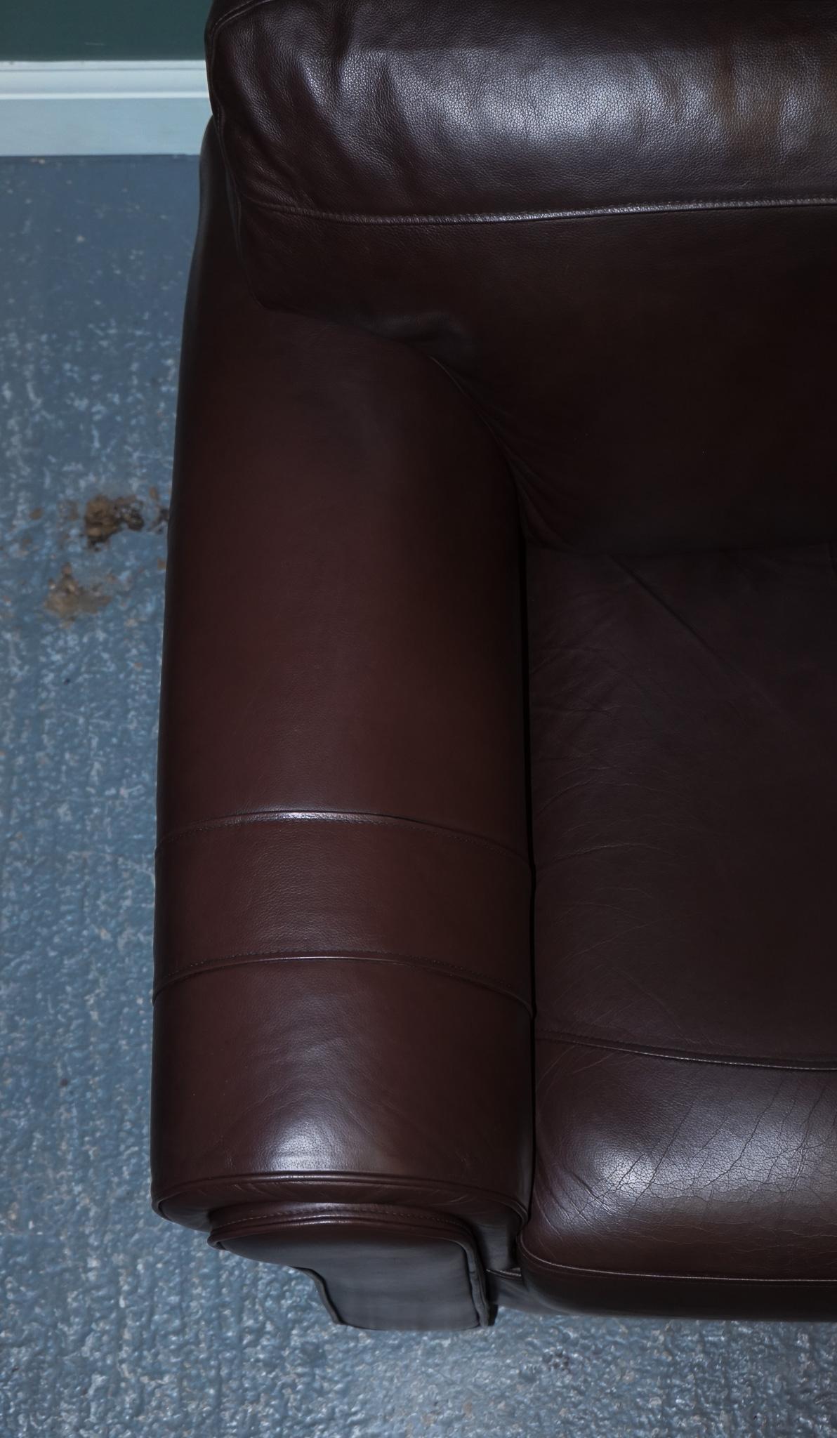 20th Century PAIR OF LARGE COMFORTABLE BROWN LEATHER ARMCHAIRS, MATCHiNG SOFA AVAILABLE For Sale