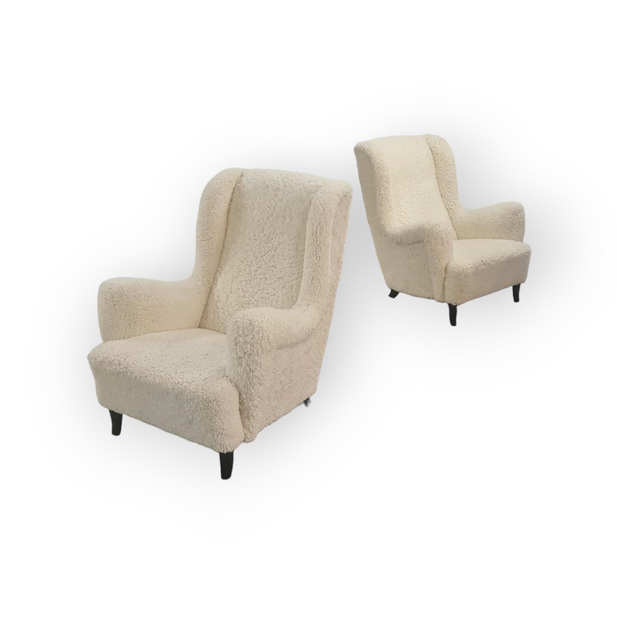 Paire de grands et confortables fauteuils finlandais à dossier haut en peau de mouton blanc en vente 3