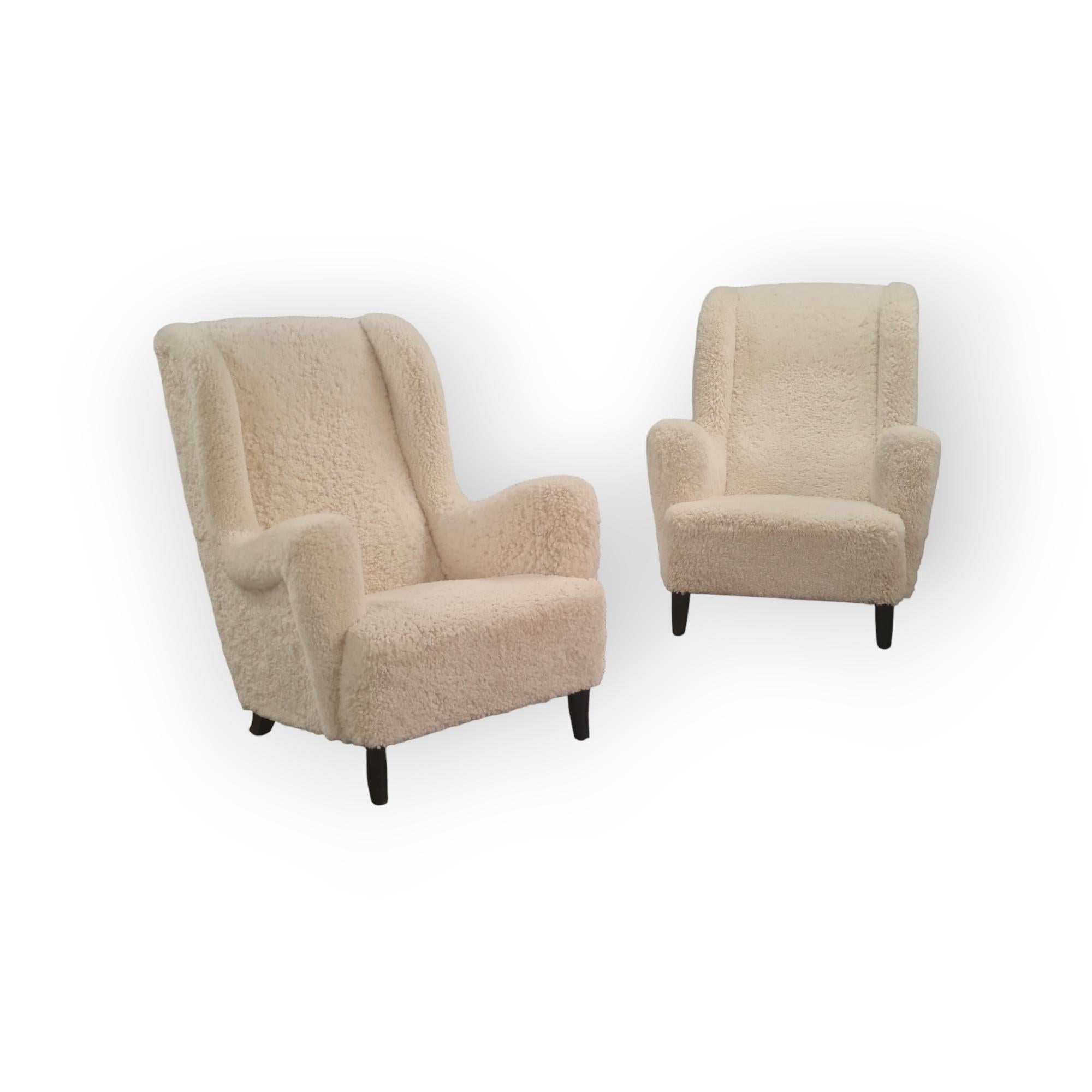 Mid-Century Modern Paire de grands et confortables fauteuils finlandais à dossier haut en peau de mouton blanc en vente