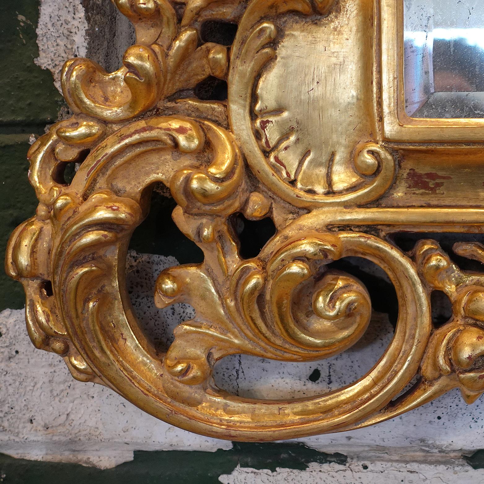 Pareja de grandes espejos contemporáneos de madera dorada de estilo antiguo Luis XV siglo XX en venta