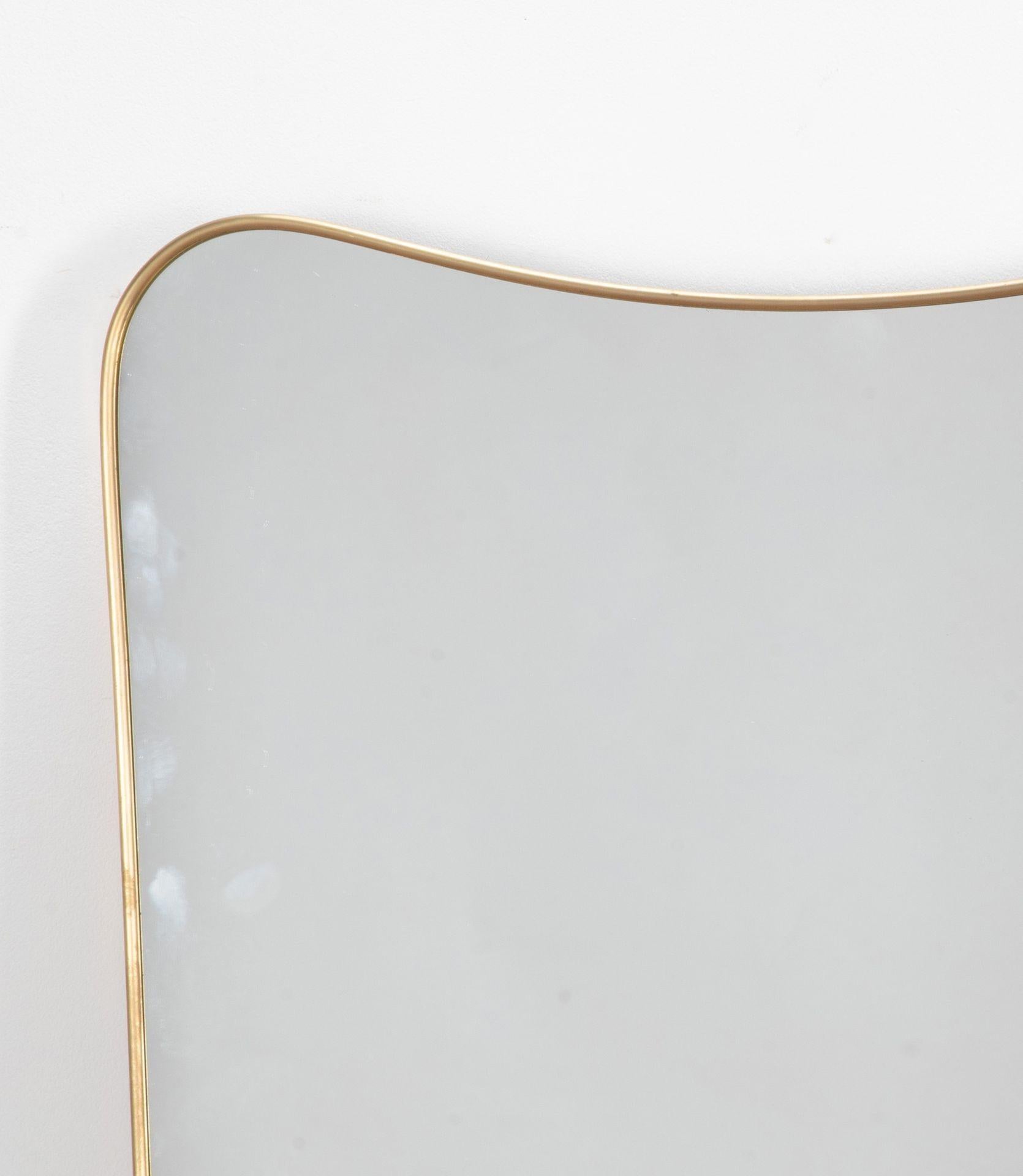 Paire de grands miroirs muraux italiens contemporains encadrés de laiton.
Un style du milieu du siècle et une élégante forme de cœur.