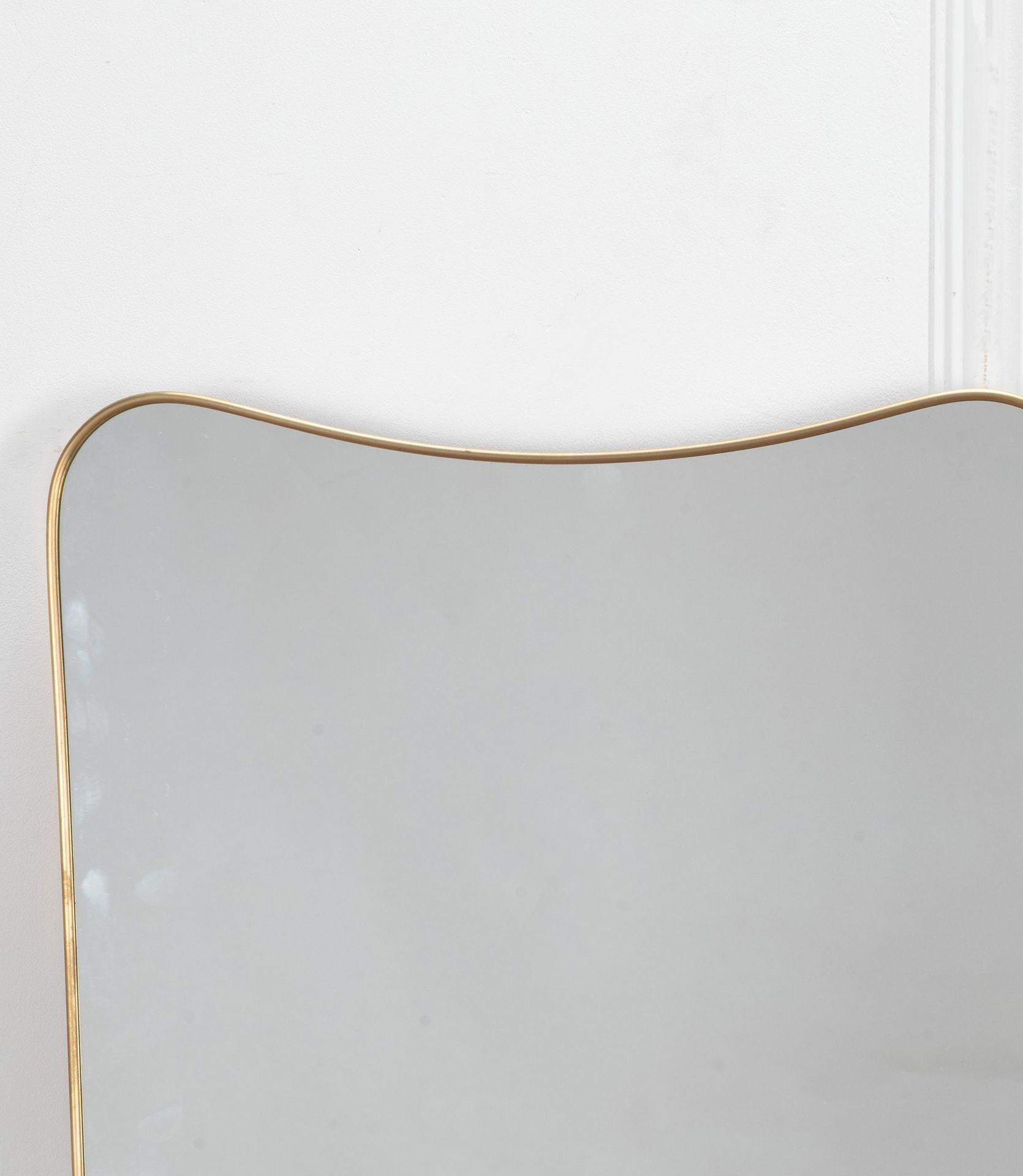 Mid-Century Modern Paire de grands miroirs italiens contemporains en laiton en vente