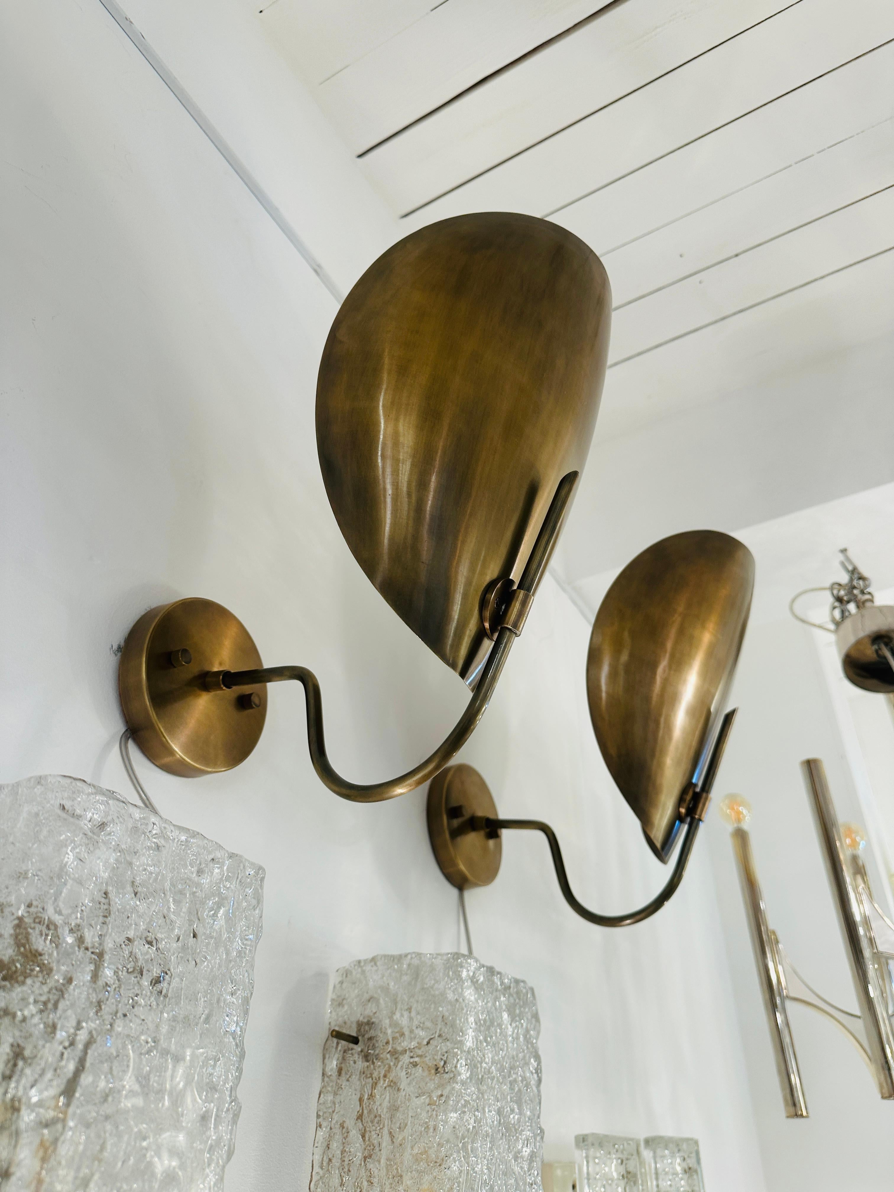 Coppia di grandi lampade da parete contemporanee in ottone lucidato 