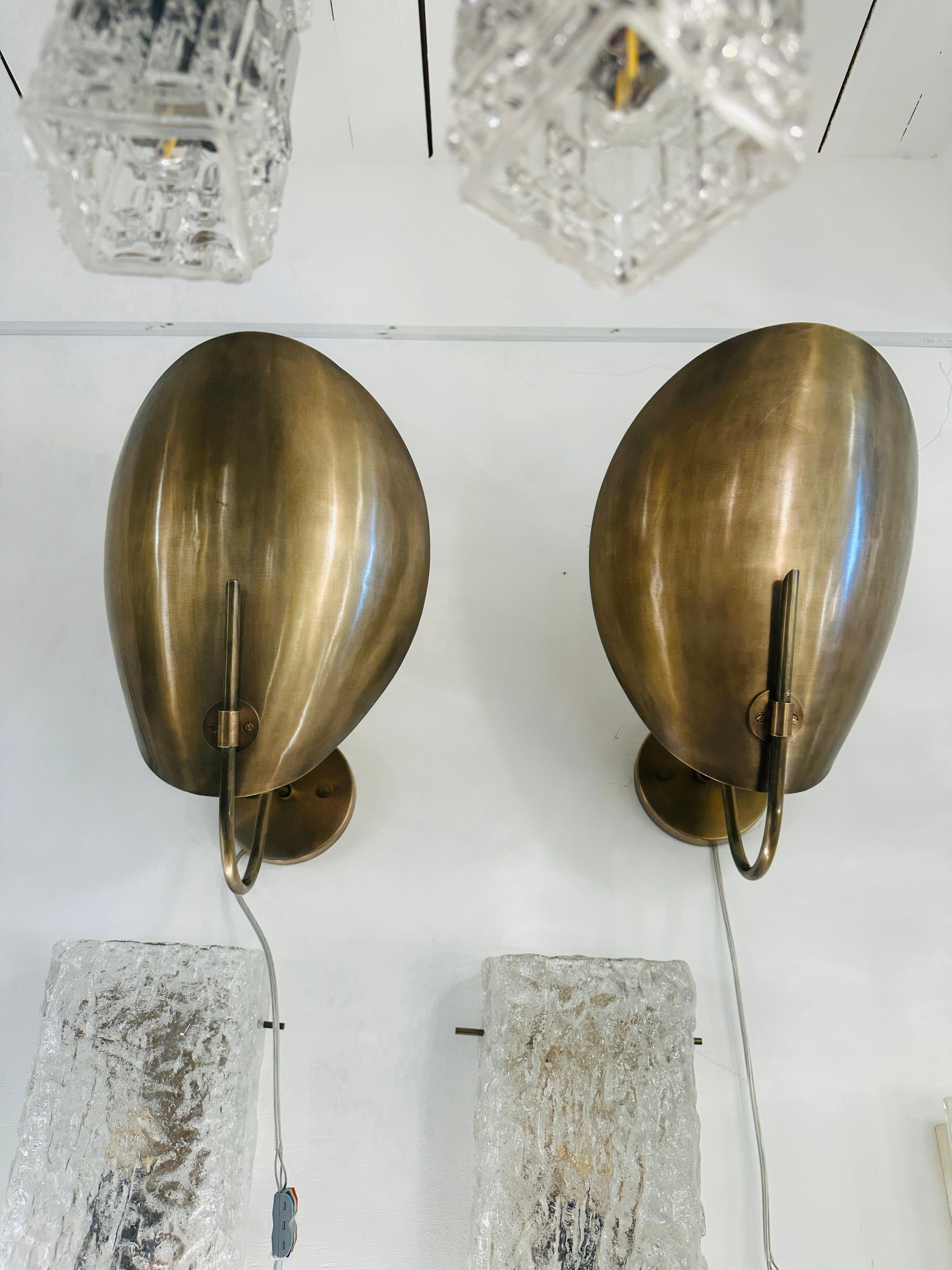 Coppia di grandi lampade da parete contemporanee in ottone lucidato 