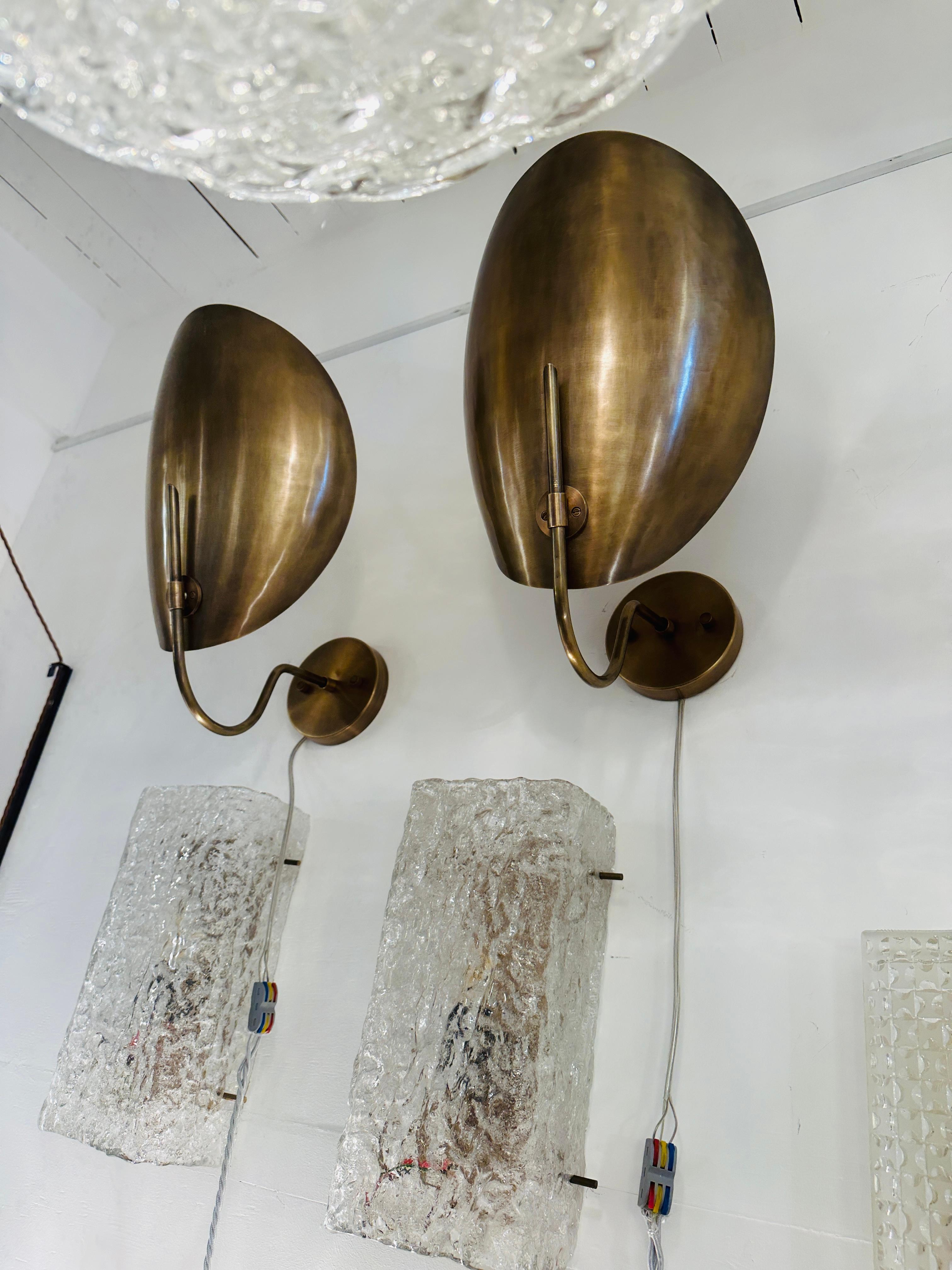 Coppia di grandi lampade da parete contemporanee in ottone lucidato 
