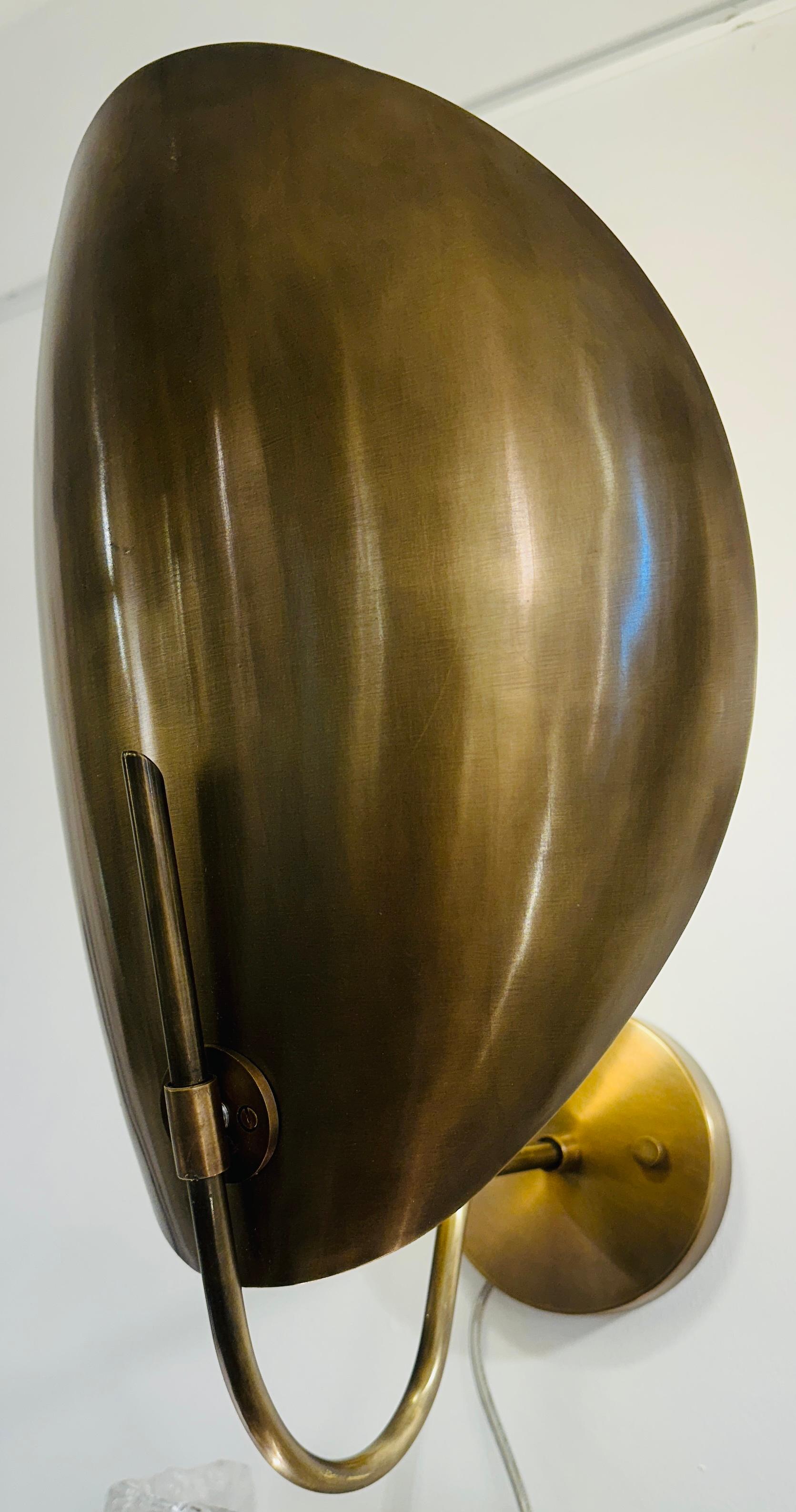 Coppia di grandi lampade da parete contemporanee in ottone lucidato 