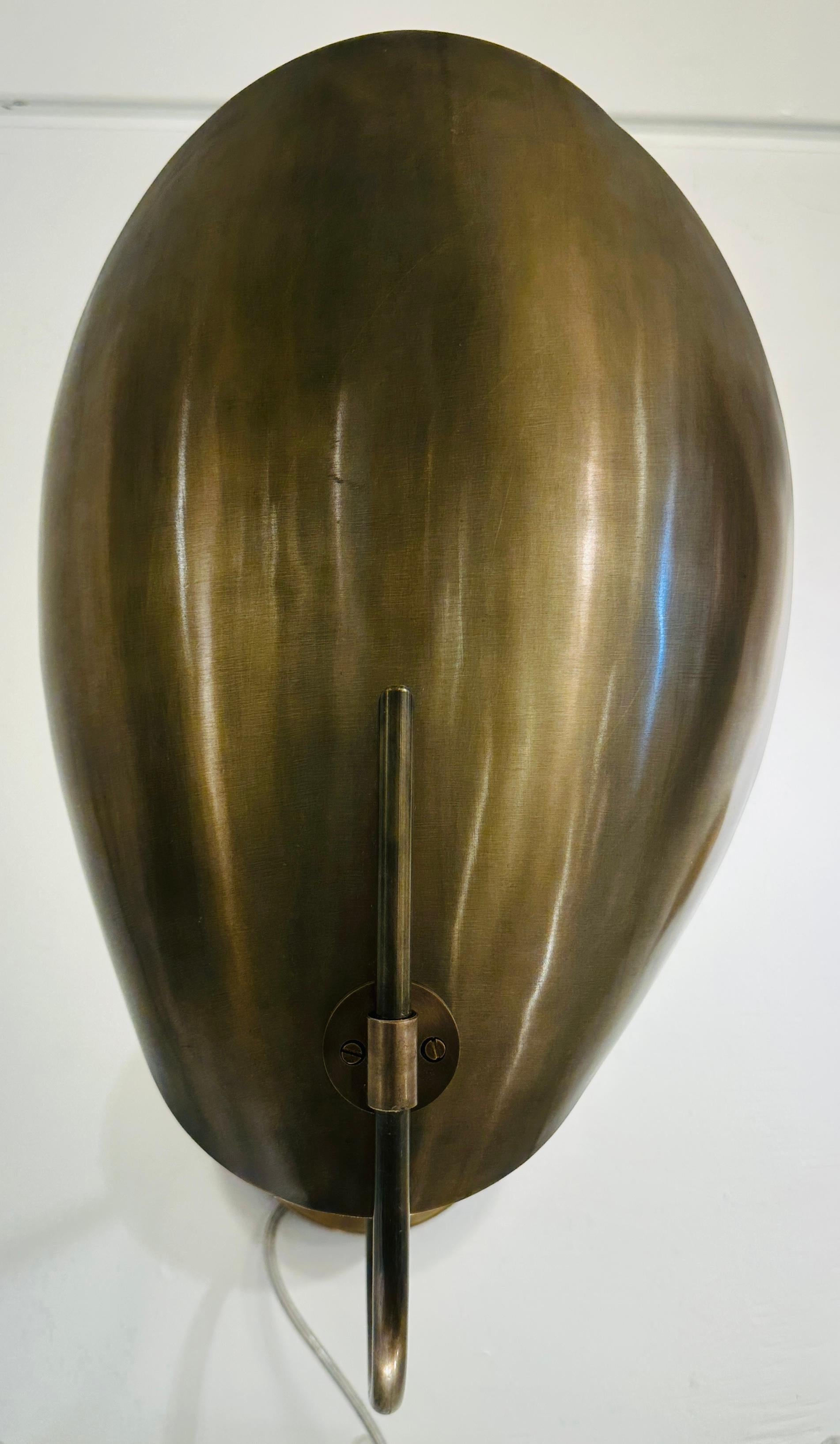 Coppia di grandi lampade da parete contemporanee in ottone lucidato 
