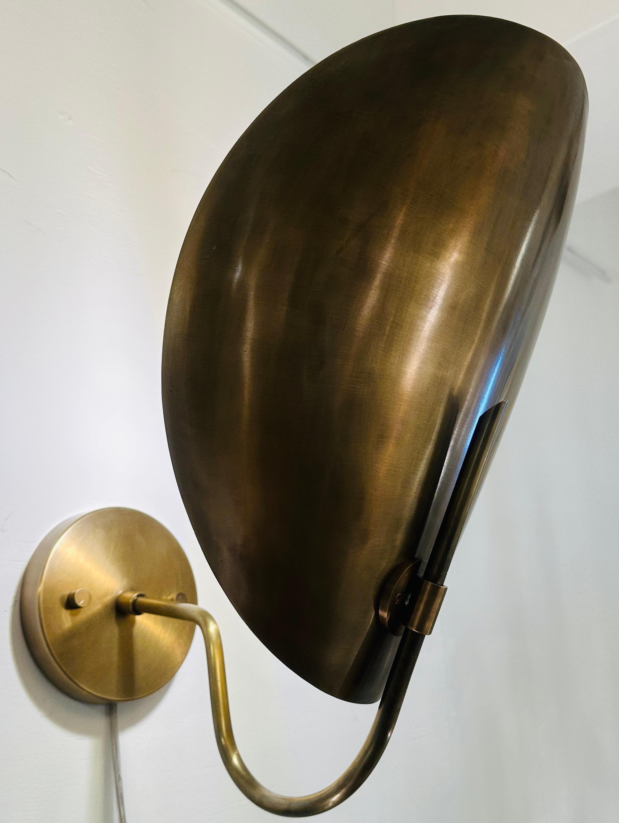Coppia di grandi lampade da parete contemporanee in ottone lucidato 