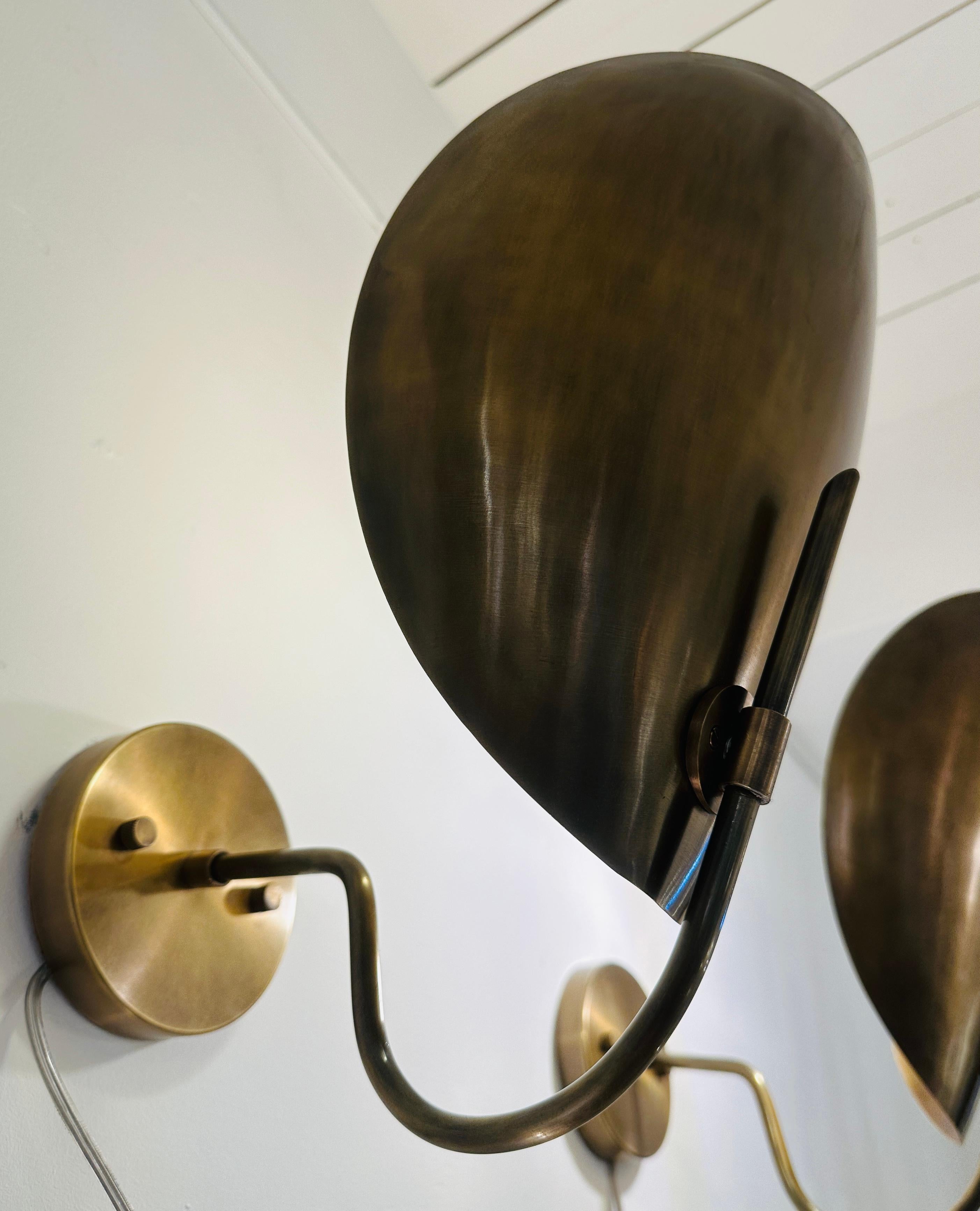 Coppia di grandi lampade da parete contemporanee in ottone lucidato 