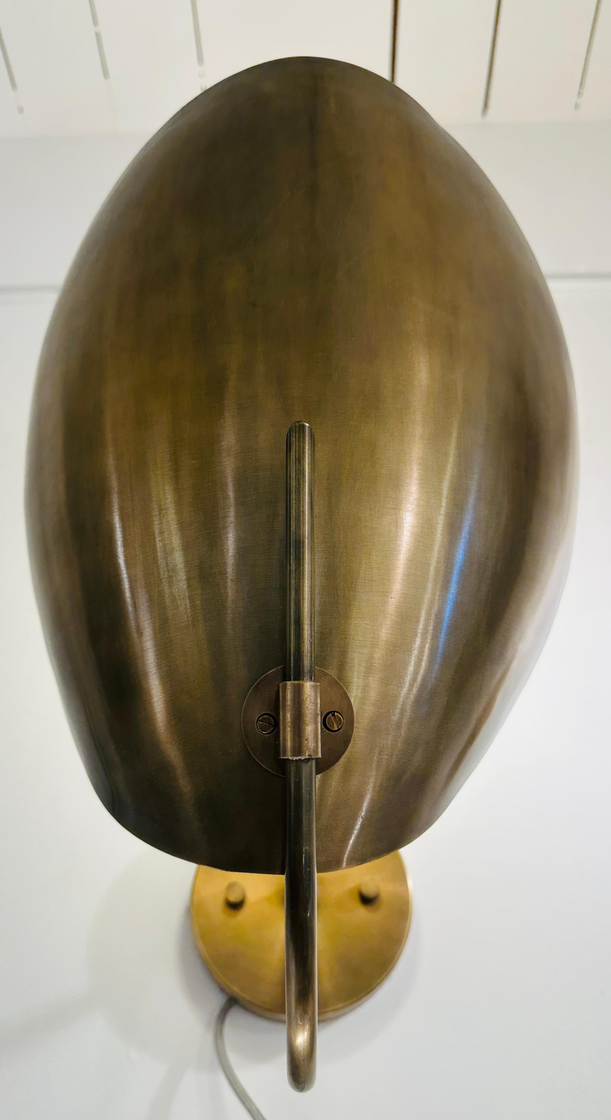 Coppia di grandi lampade da parete contemporanee in ottone lucidato 