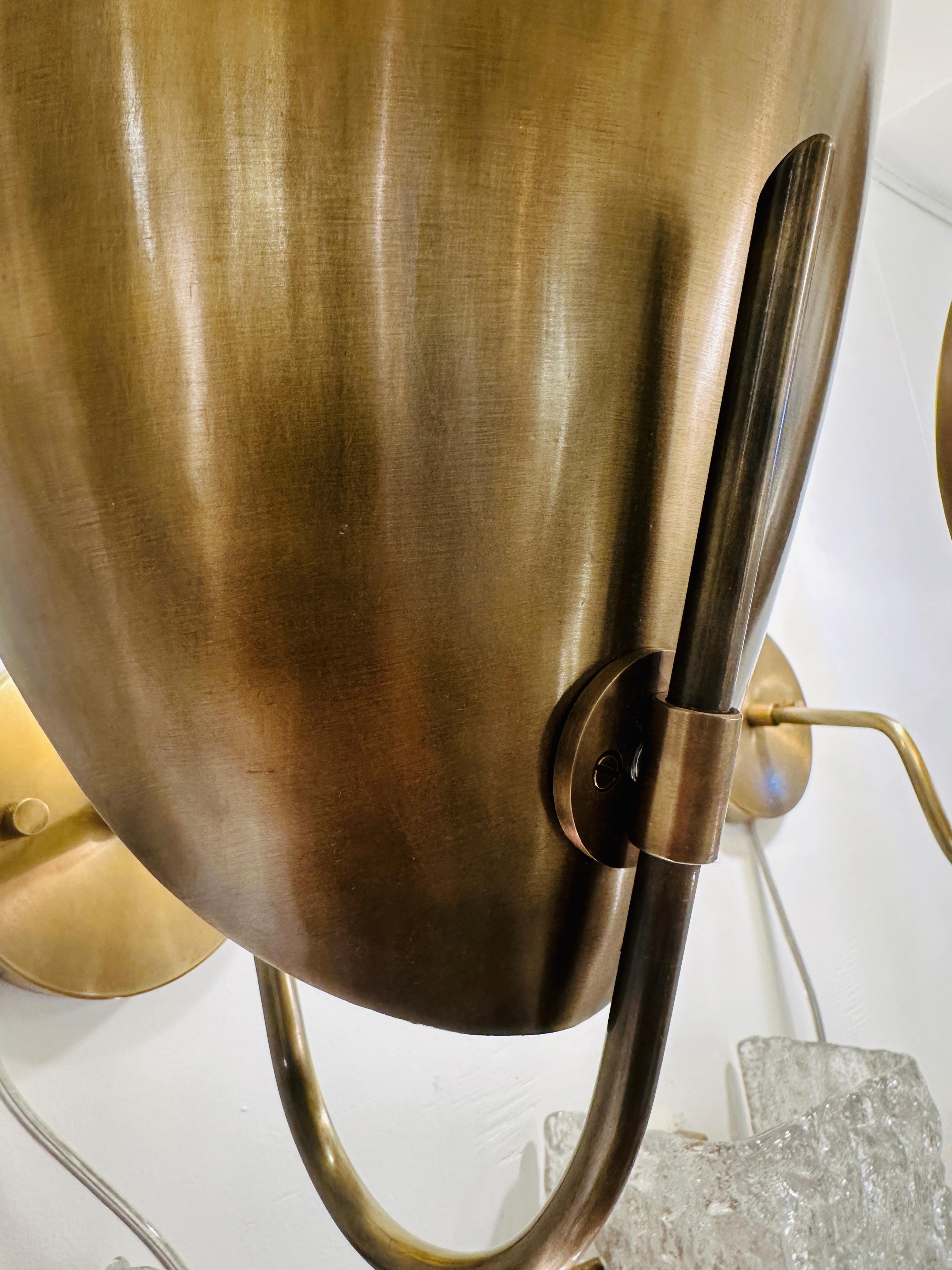 Coppia di grandi lampade da parete contemporanee in ottone lucidato 