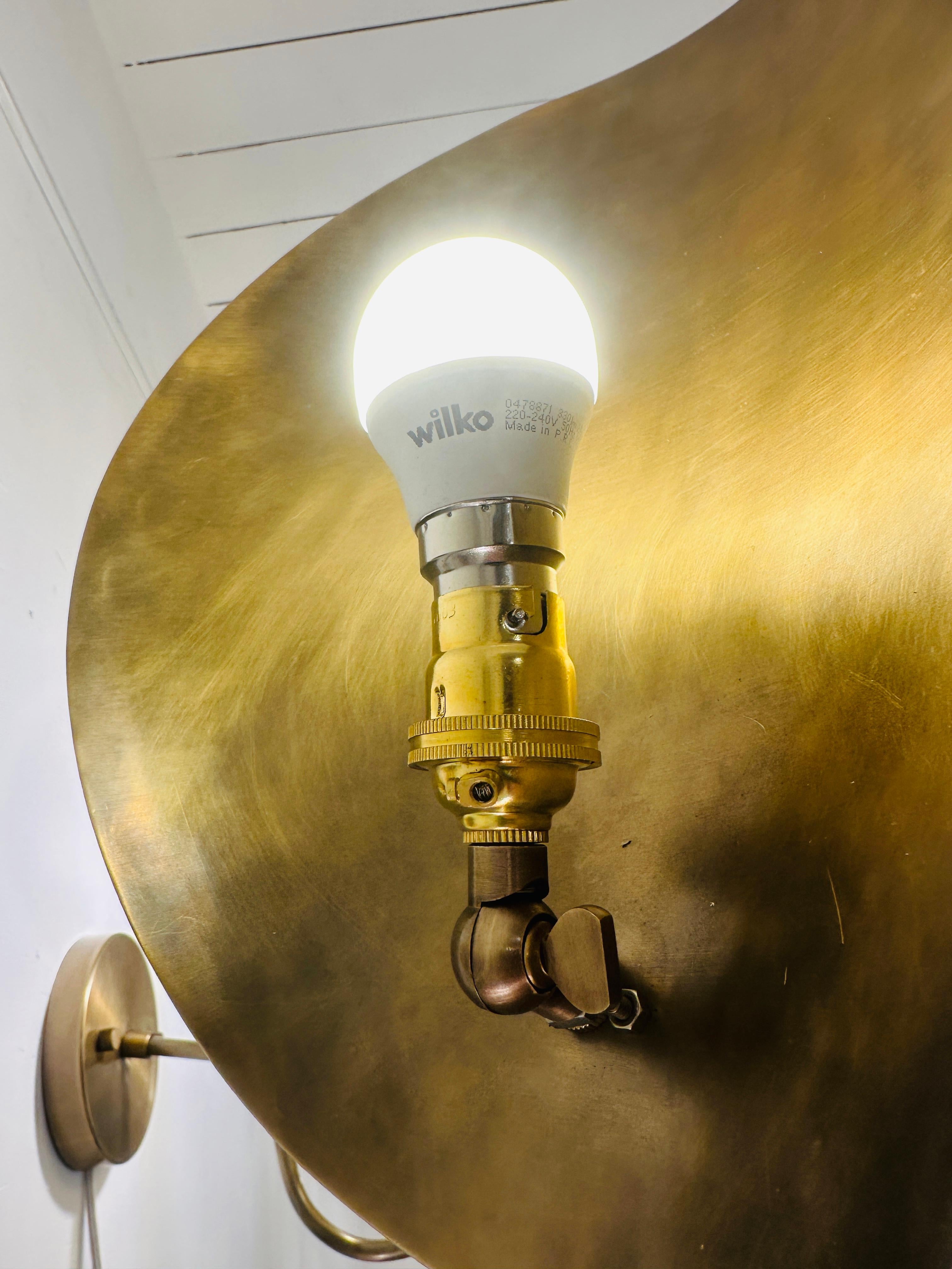 Coppia di grandi lampade da parete contemporanee in ottone lucidato 