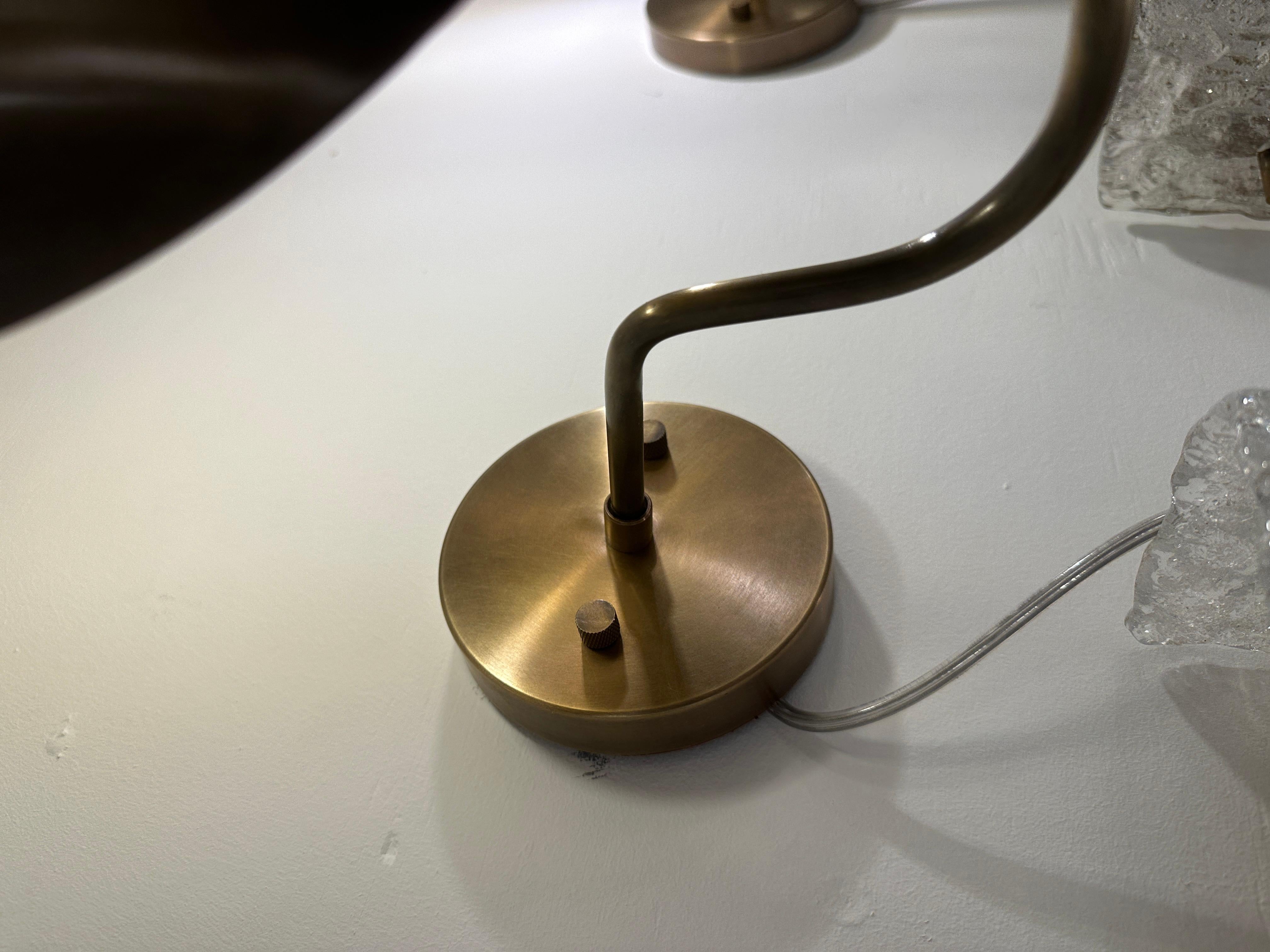 Coppia di grandi lampade da parete contemporanee in ottone lucidato 