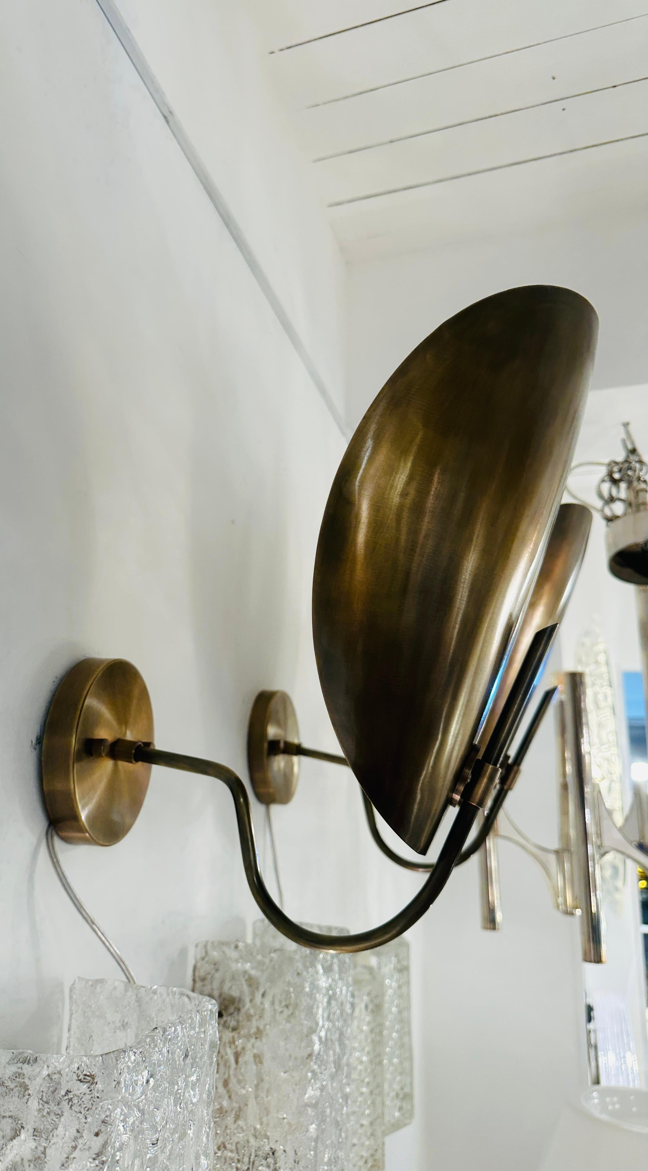 Coppia di grandi lampade da parete contemporanee in ottone lucidato 