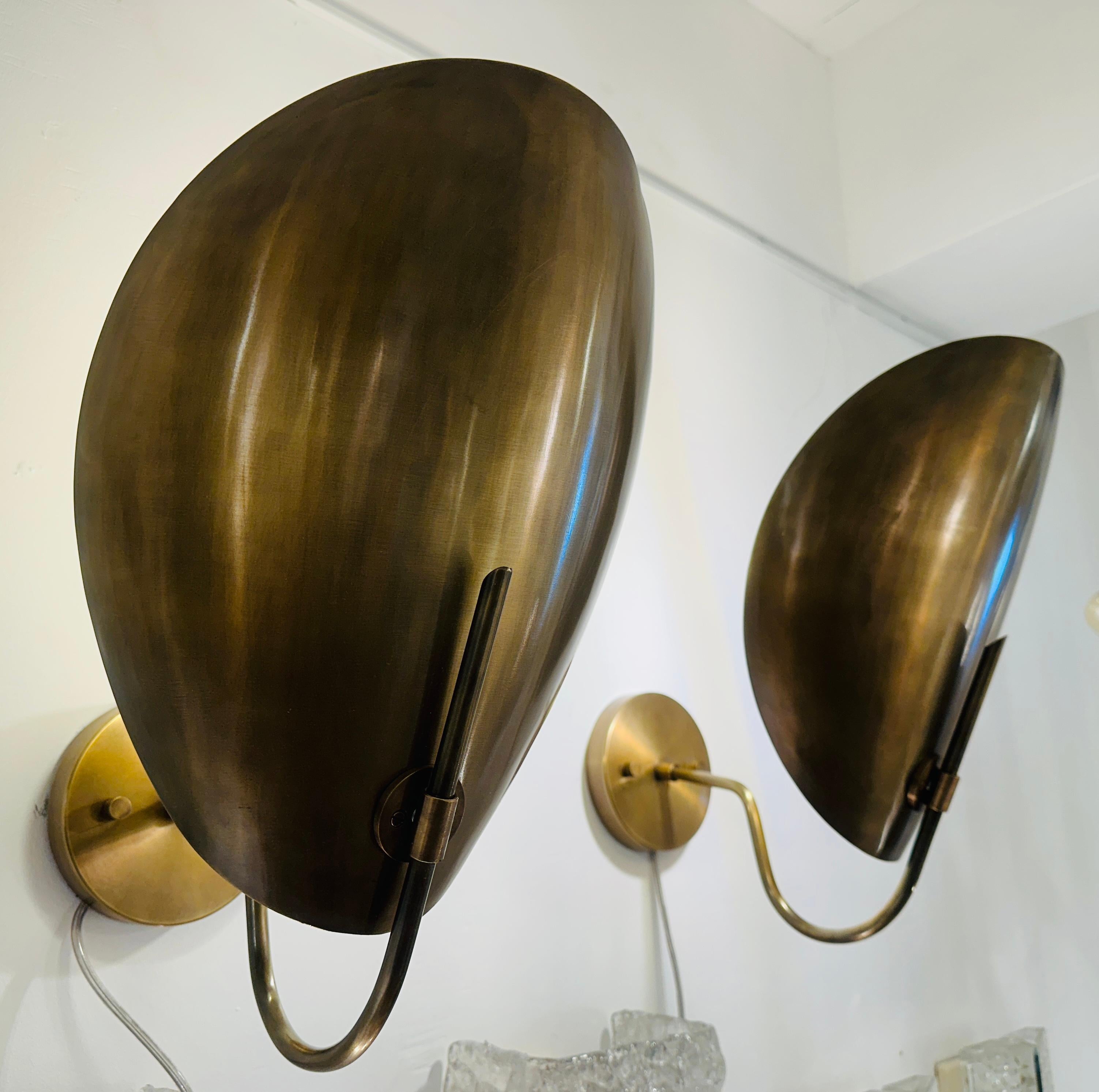 Coppia di applique o appliques contemporanee in ottone curvato 