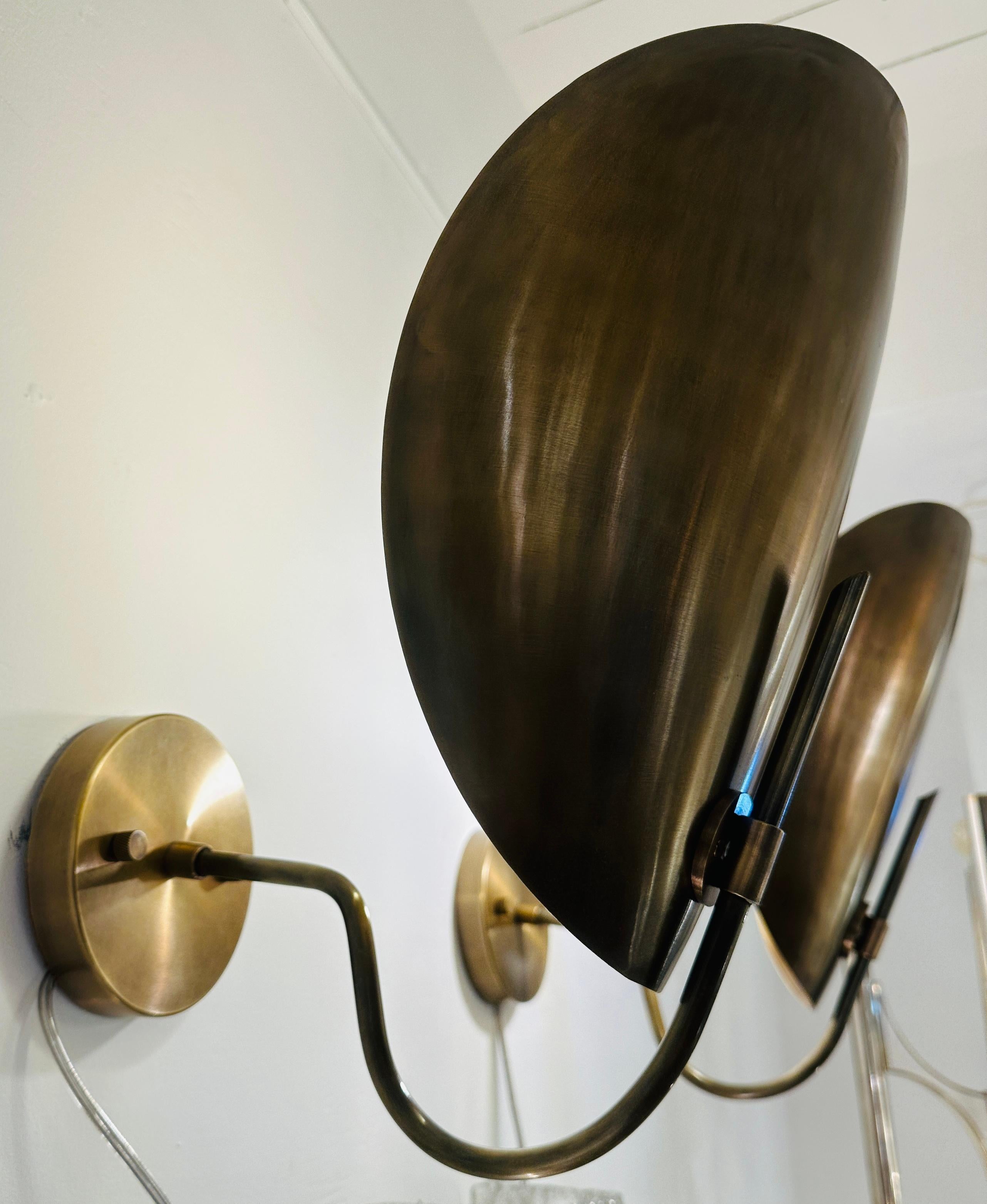 Mid-Century moderno Coppia di grandi lampade da parete contemporanee in ottone lucidato 
