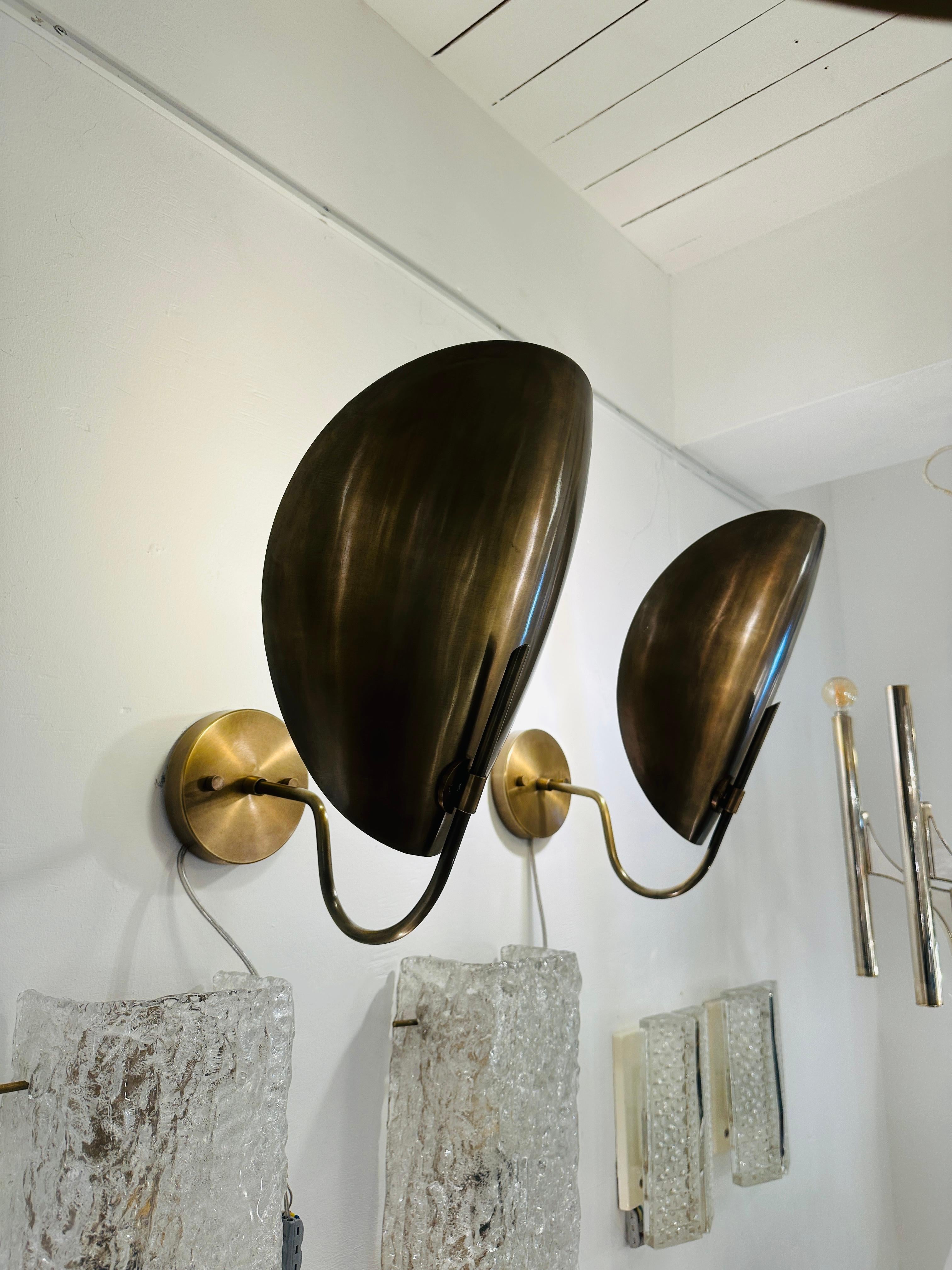 Laccato Coppia di grandi lampade da parete contemporanee in ottone lucidato 