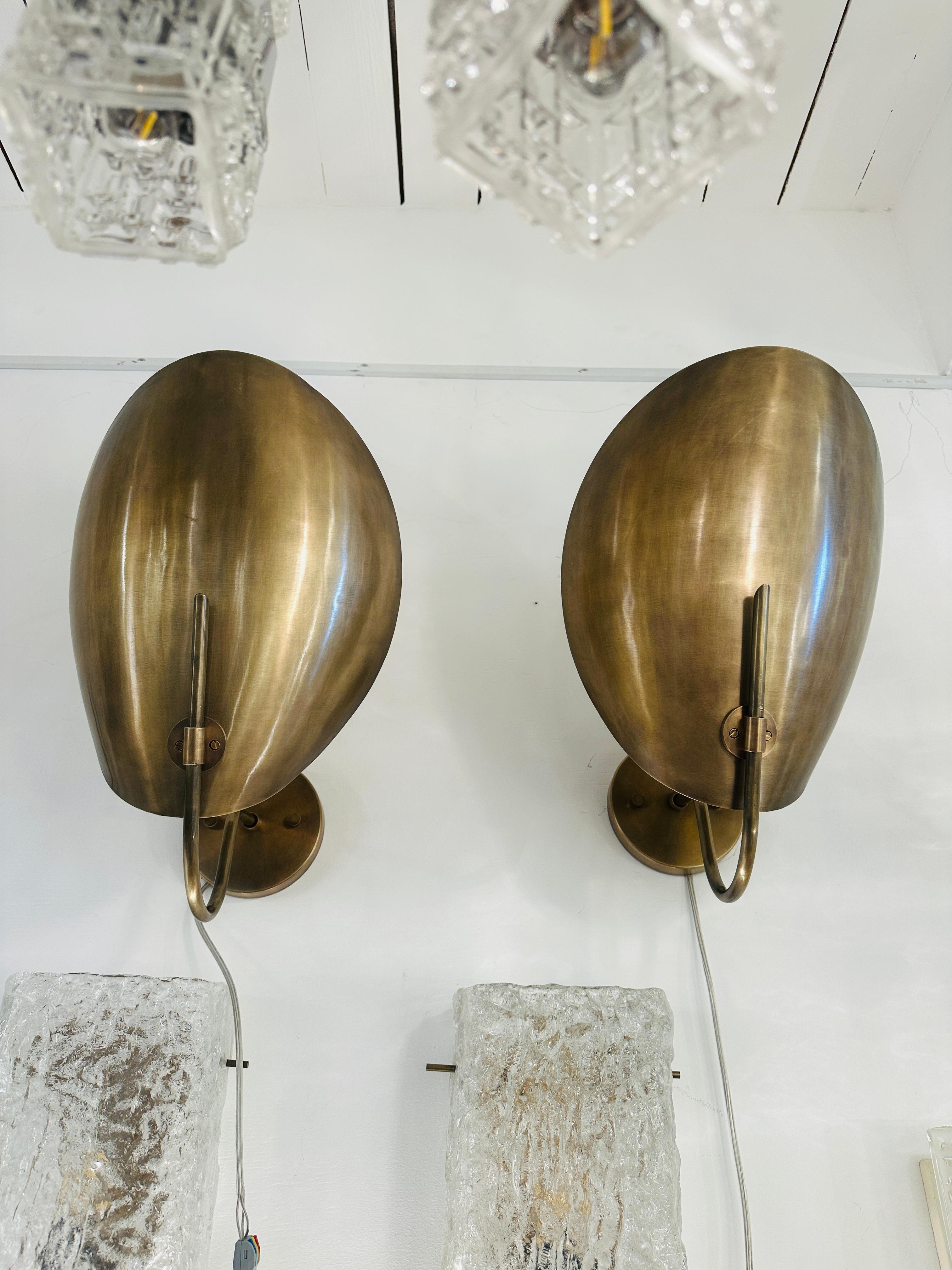 Coppia di grandi lampade da parete contemporanee in ottone lucidato 