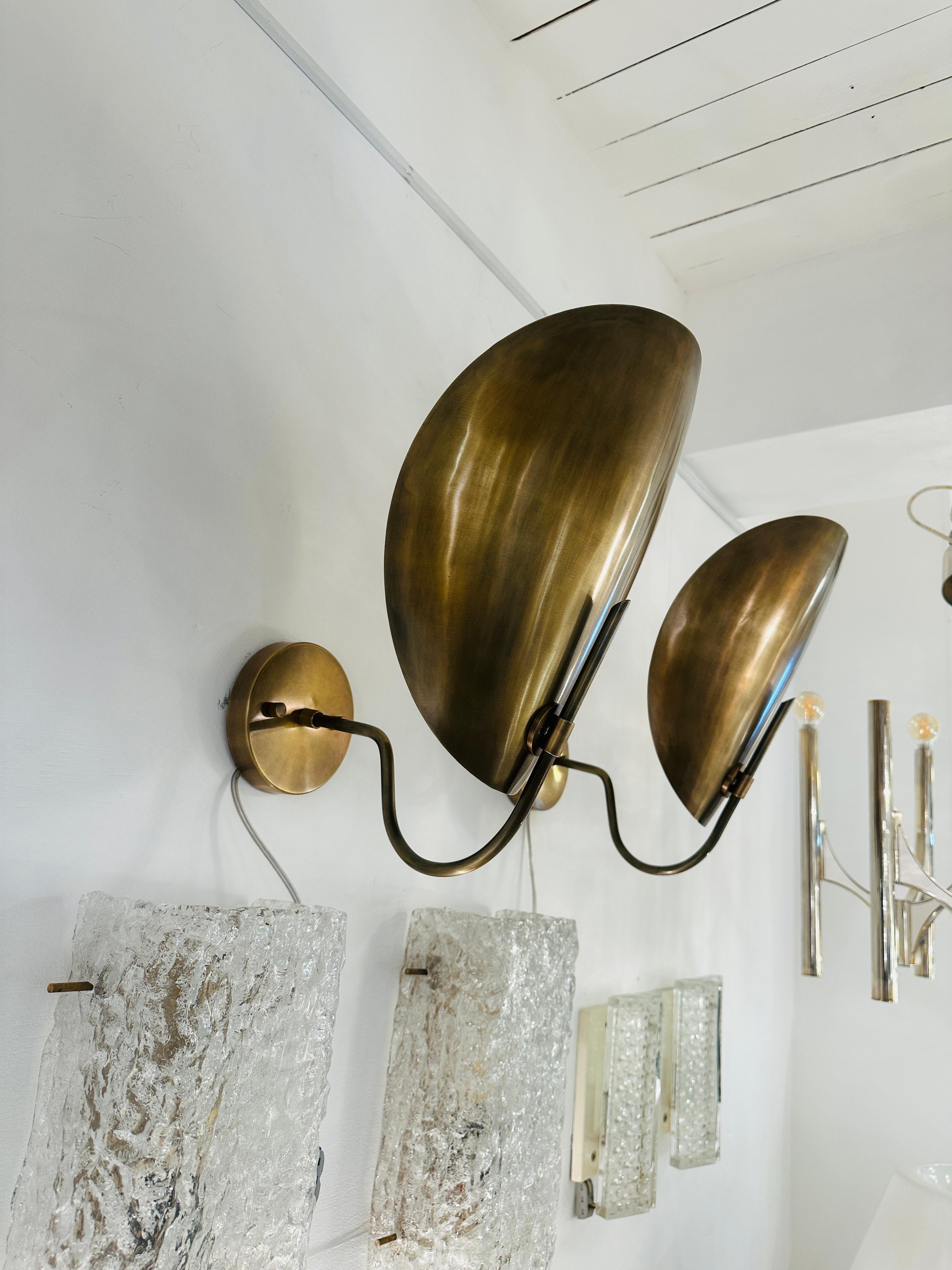 Metallo Coppia di grandi lampade da parete contemporanee in ottone lucidato 