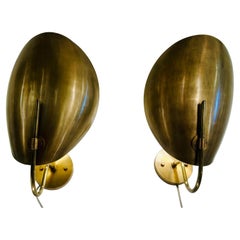 Coppia di grandi lampade da parete contemporanee in ottone lucidato "Maggiolino"