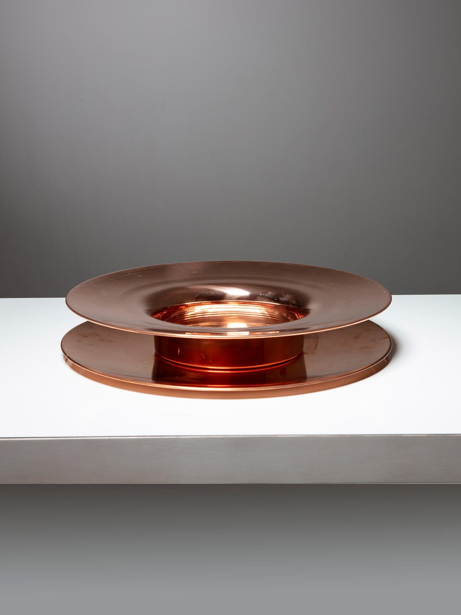 Conjunto de dos grandes centros de mesa de cobre.
Ambas piezas pueden utilizarse individualmente o juntas.