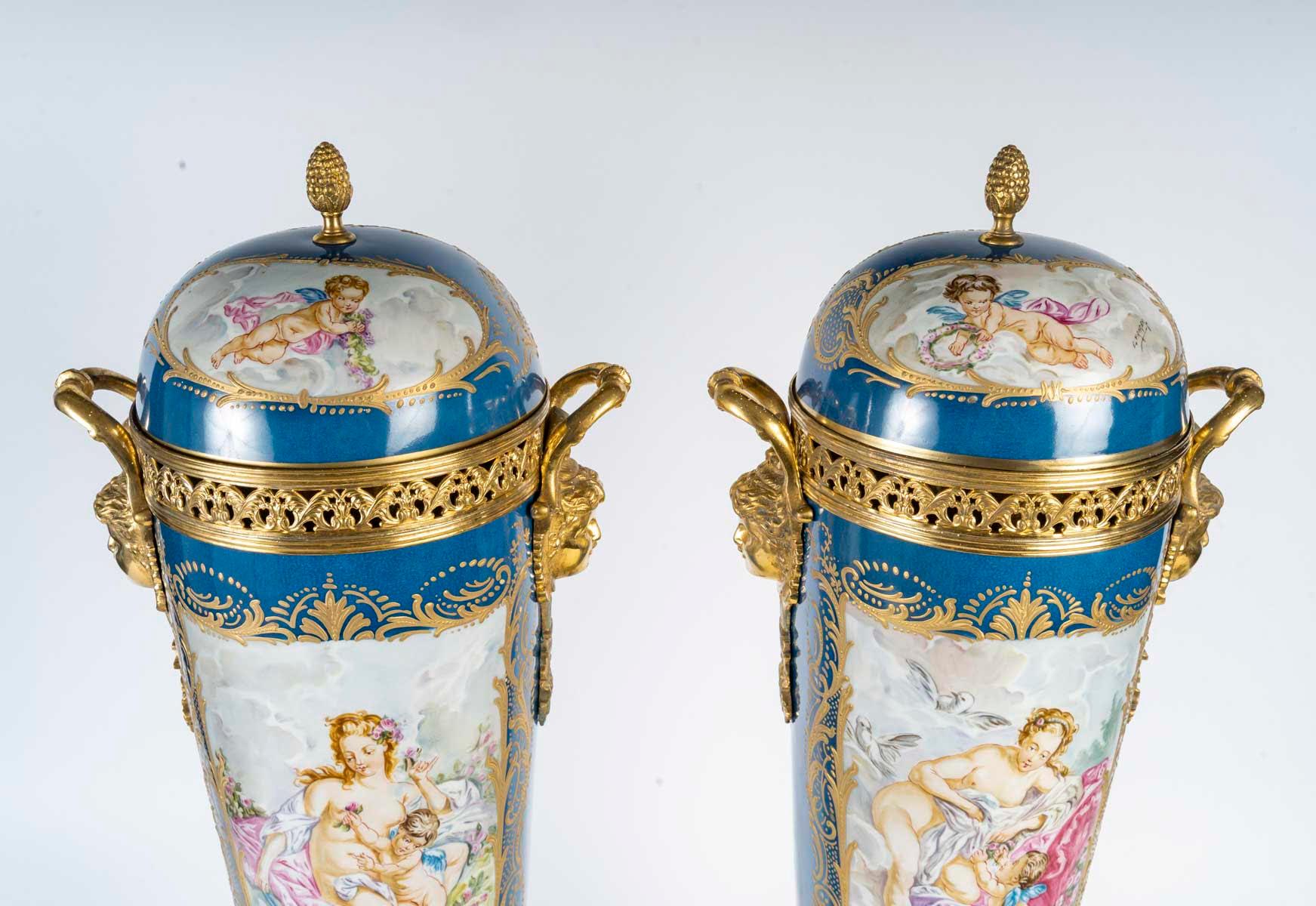 Coppia di grandi vasi coperti in porcellana dipinta, XIX secolo, periodo Napoleone III.

Coppia di grandi vasi coperti in porcellana dipinta in stile Sèvres, montature in bronzo dorato, XIX secolo, periodo Napoleone III.

H. H. 68 cm, L. 22 cm, P.
