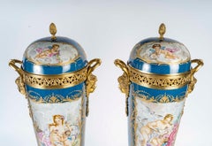 Paar große überdachte Vasen aus bemaltem Porzellan, 19. Jahrhundert, Napoleon III.