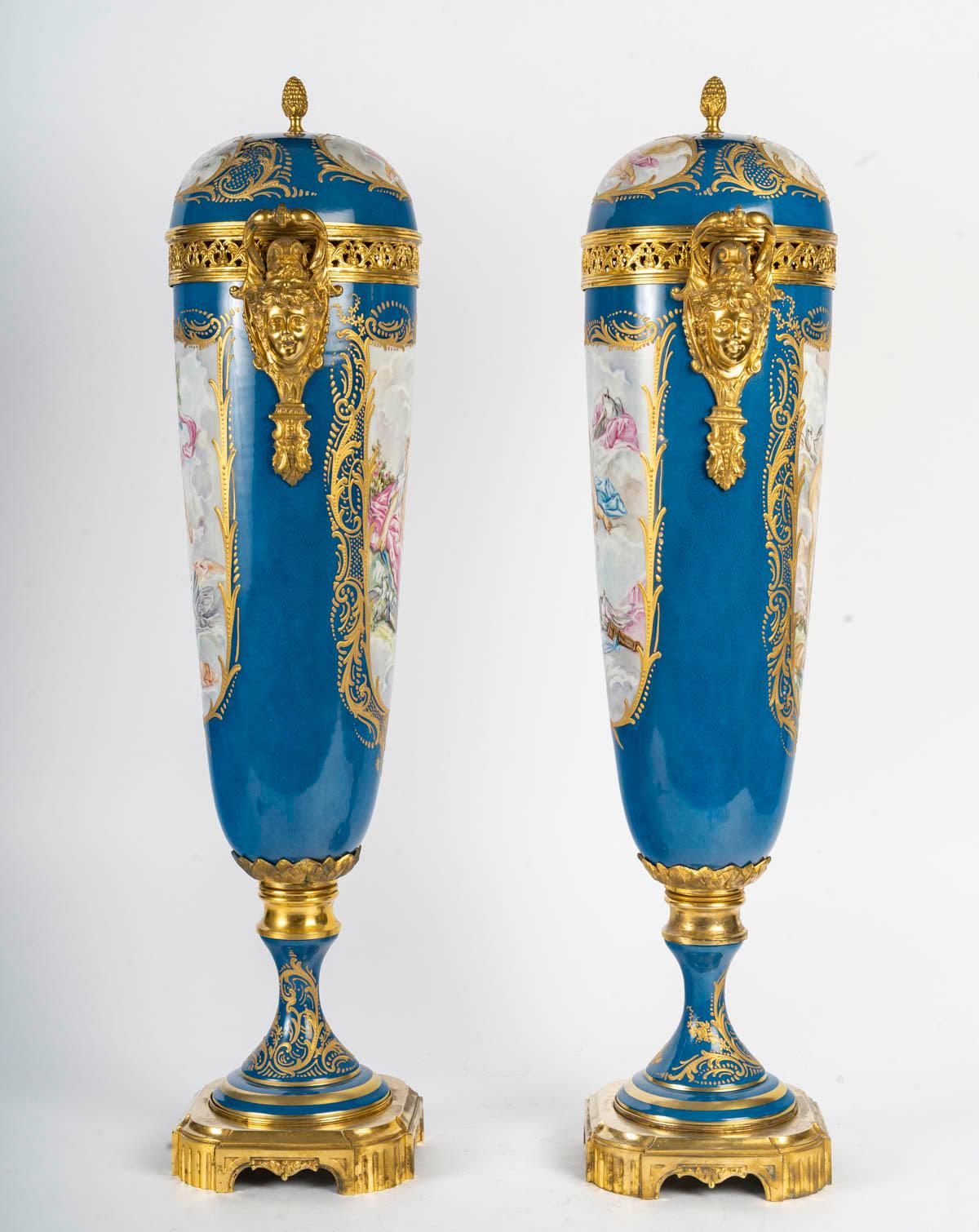 Francese Coppia di grandi vasi coperti in porcellana dipinta, XIX secolo, Napoleone III. in vendita
