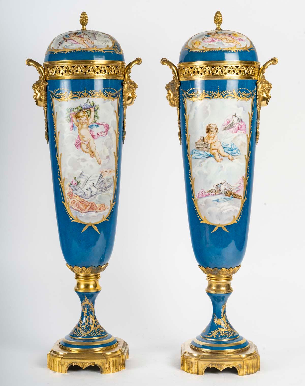 Coppia di grandi vasi coperti in porcellana dipinta, XIX secolo, Napoleone III. In condizioni buone in vendita a Saint-Ouen, FR