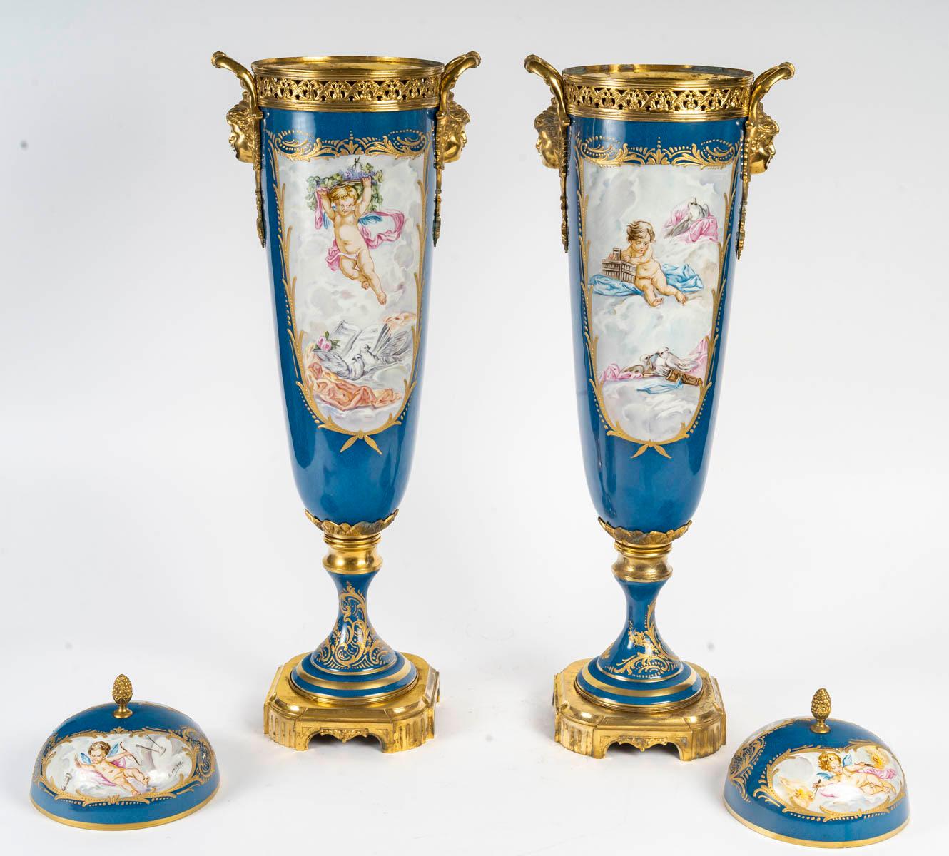 Porcellana Coppia di grandi vasi coperti in porcellana dipinta, XIX secolo, Napoleone III. in vendita