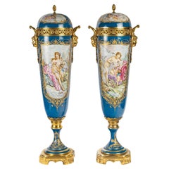 Paire de grands vases couverts en porcelaine peinte, XIXe siècle, Napoléon III.