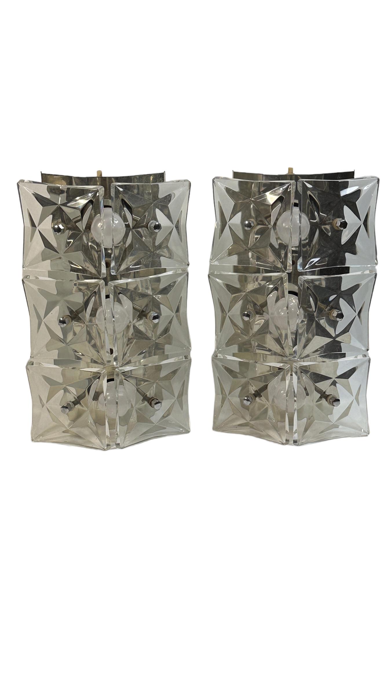 Elegantes Paar beeindruckender großer Wandleuchten mit Kristallglasscheiben. Jeweils aus verchromtem Metall und Glas. Jede Leuchte benötigt drei europäische E14-Glühbirnen mit jeweils bis zu 40 Watt. Eine schöne Ergänzung für jeden Raum. Die auf den