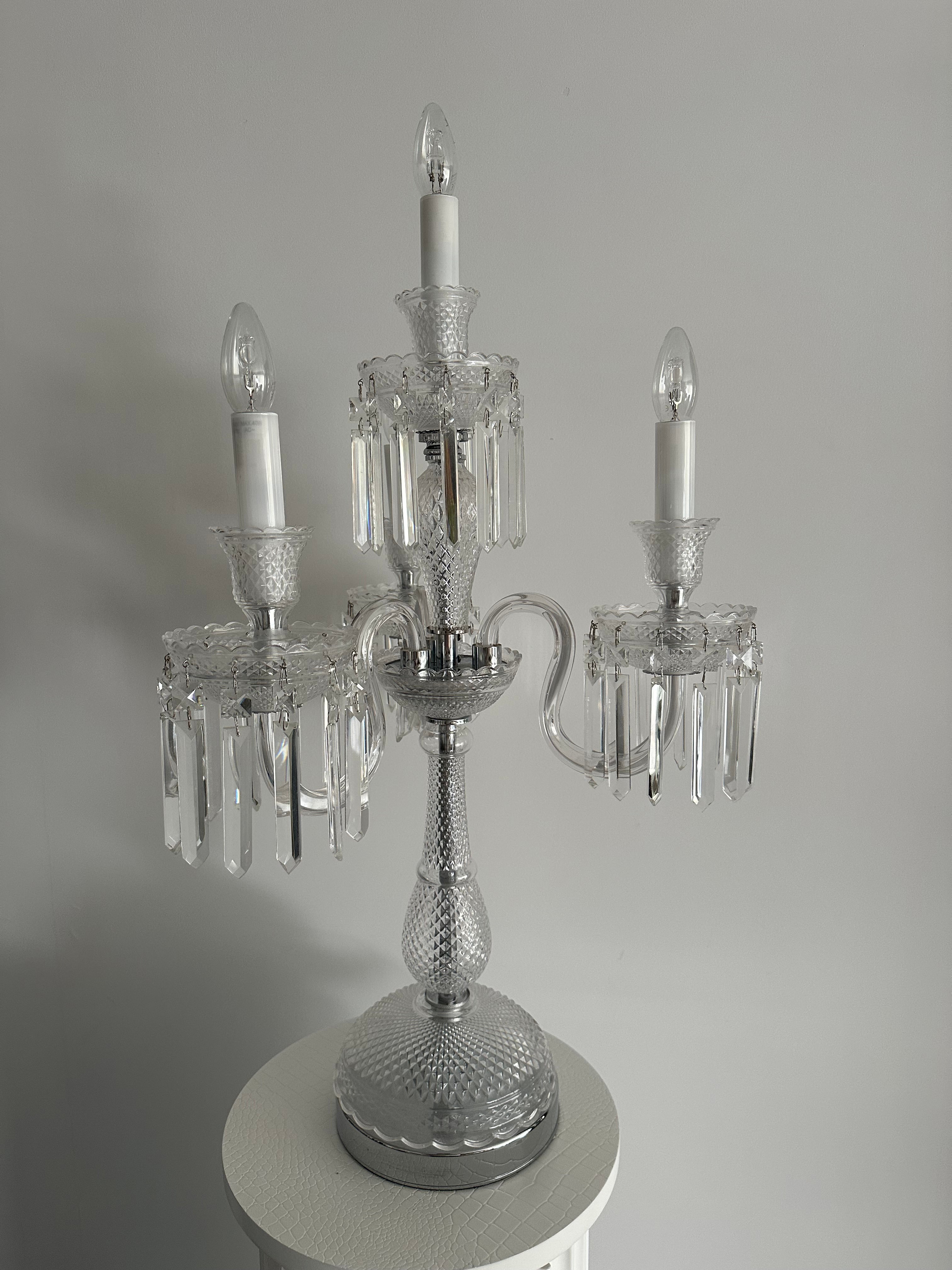 Pareja de grandes lámparas de sobremesa de cristal estilo Baccara con cuatro bombillas
Realza tu salón con estas exquisitas lámparas de mesa de cristal, que destilan elegancia y sofisticación. Con reminiscencias del estilo Baccarat, cada lámpara
