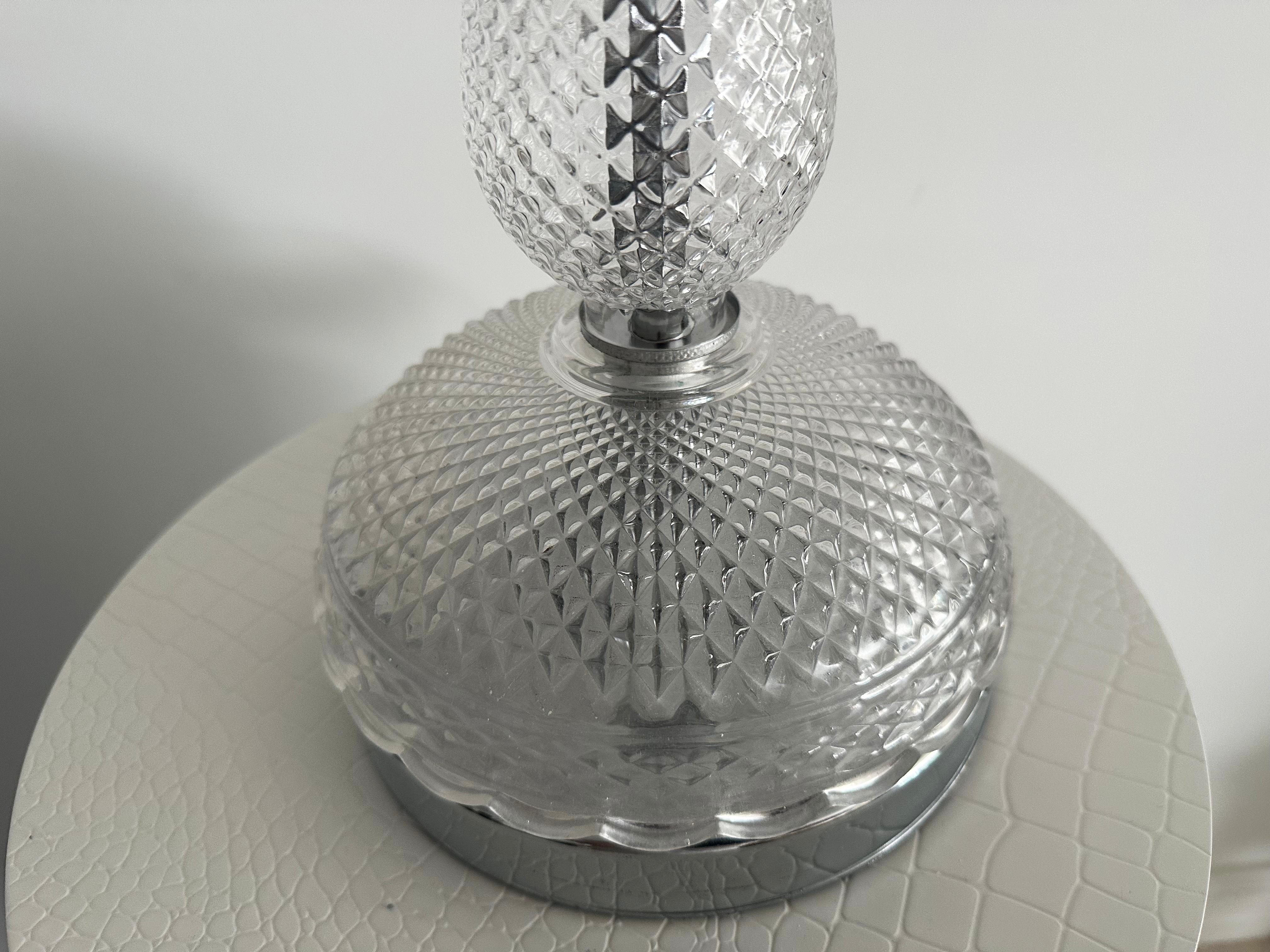 Pareja de grandes lámparas de sobremesa de cristal estilo Baccara con cuatro bombillas en Excelente estado para la venta en Hong Kong, HK
