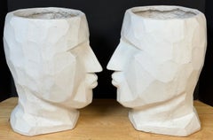 Zwei große kubistische Pflanzgefäße in Form eines Kopfes, Postmoderne, 2000er Jahre