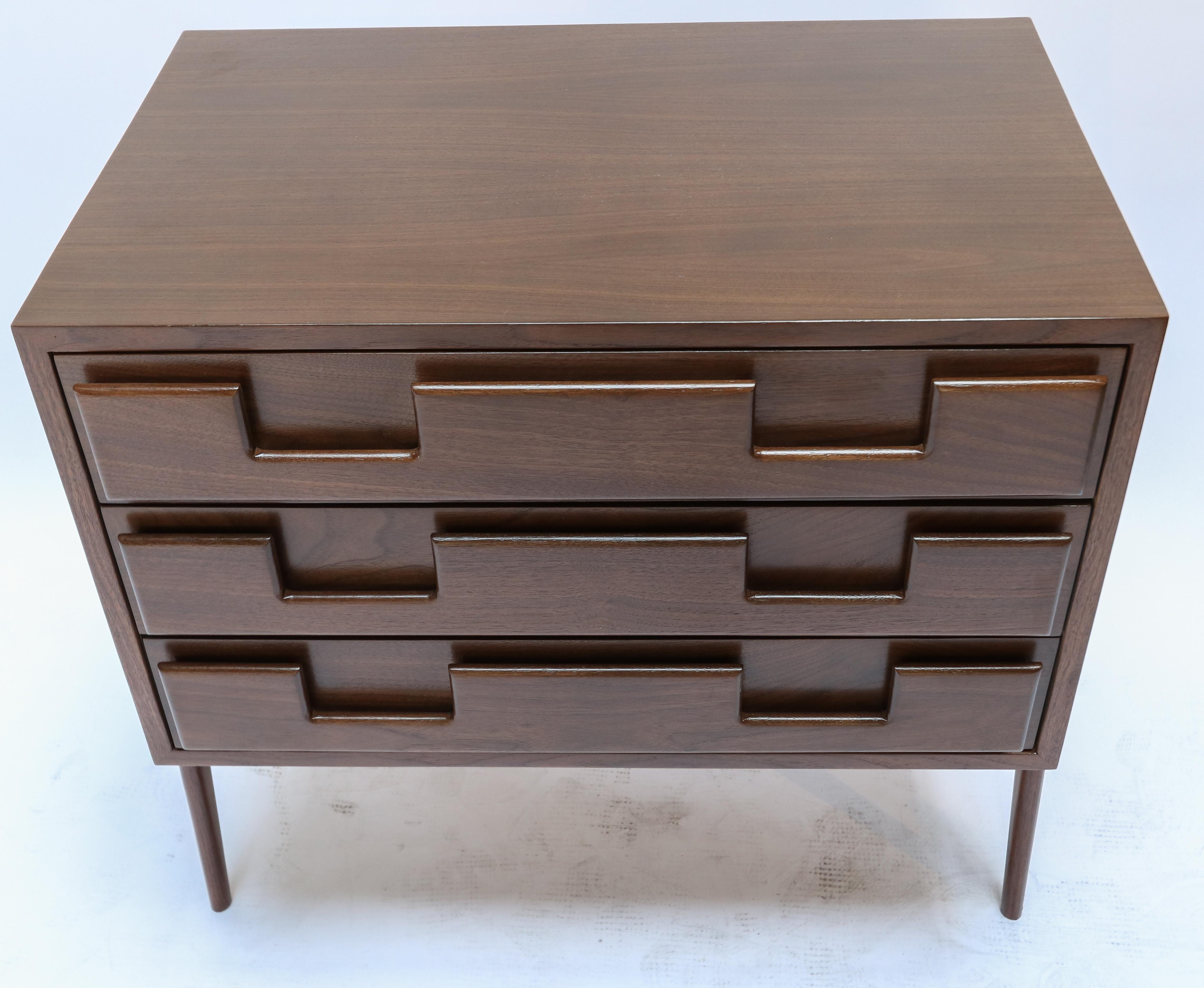 Pair of Large Custom 1960s Italian Style Walnut Nightstands by Adesso Imports In New Condition For Sale In Los Angeles, CA