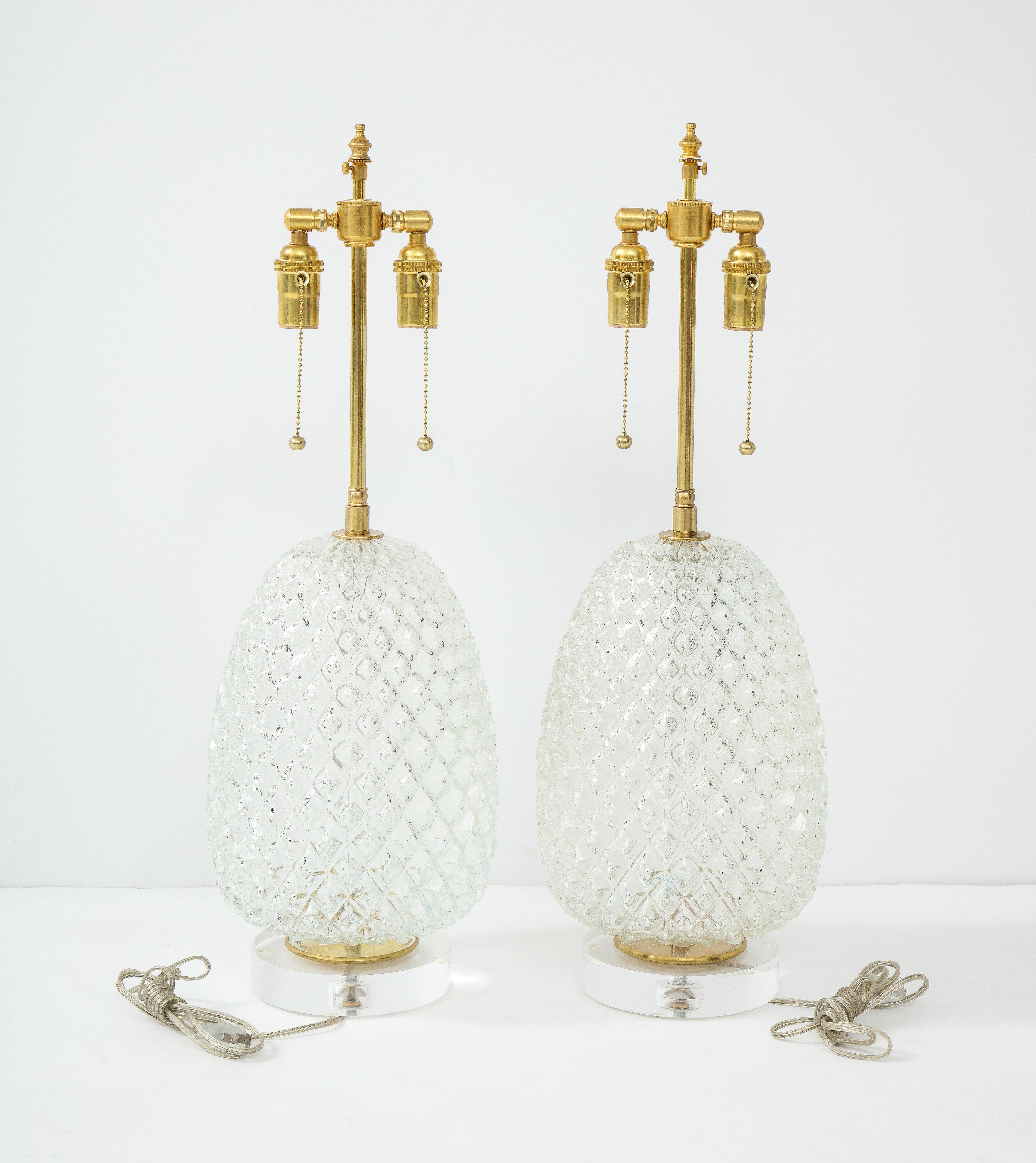 Pareja de grandes lámparas de piña de cristal tallado en venta 3
