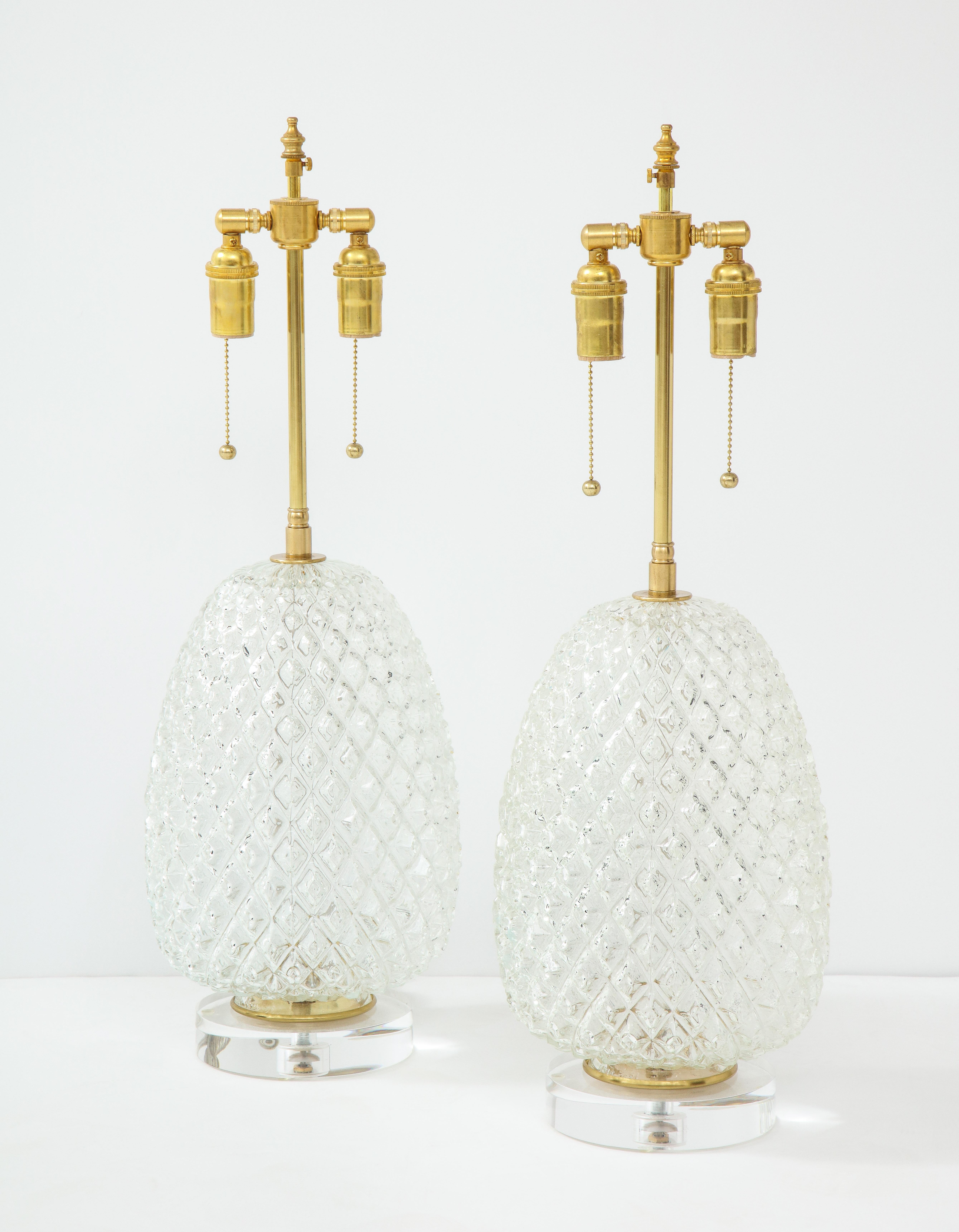 Mid-Century Modern Paire de grandes lampes ananas en verre taillé en vente