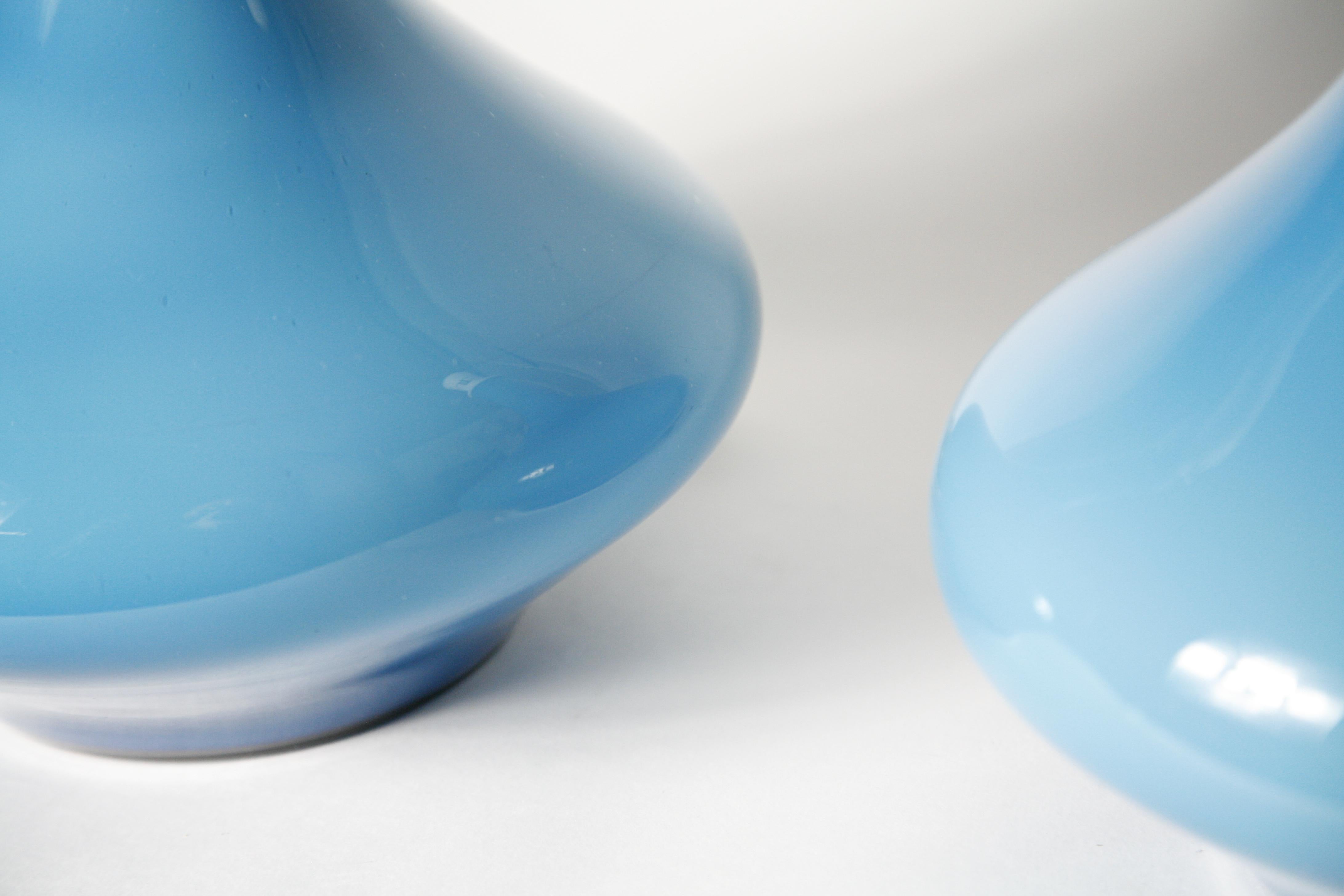 Paire de lampes en verre bleu clair du verrier Holmegaard, années 1970.Cette paire est en excellent état.
Exceptionnellement chiches dans un verre opalin bleu océan frais, ces grandes lampes Holmegaard sont exceptionnelles.
Les abat-jour ne sont