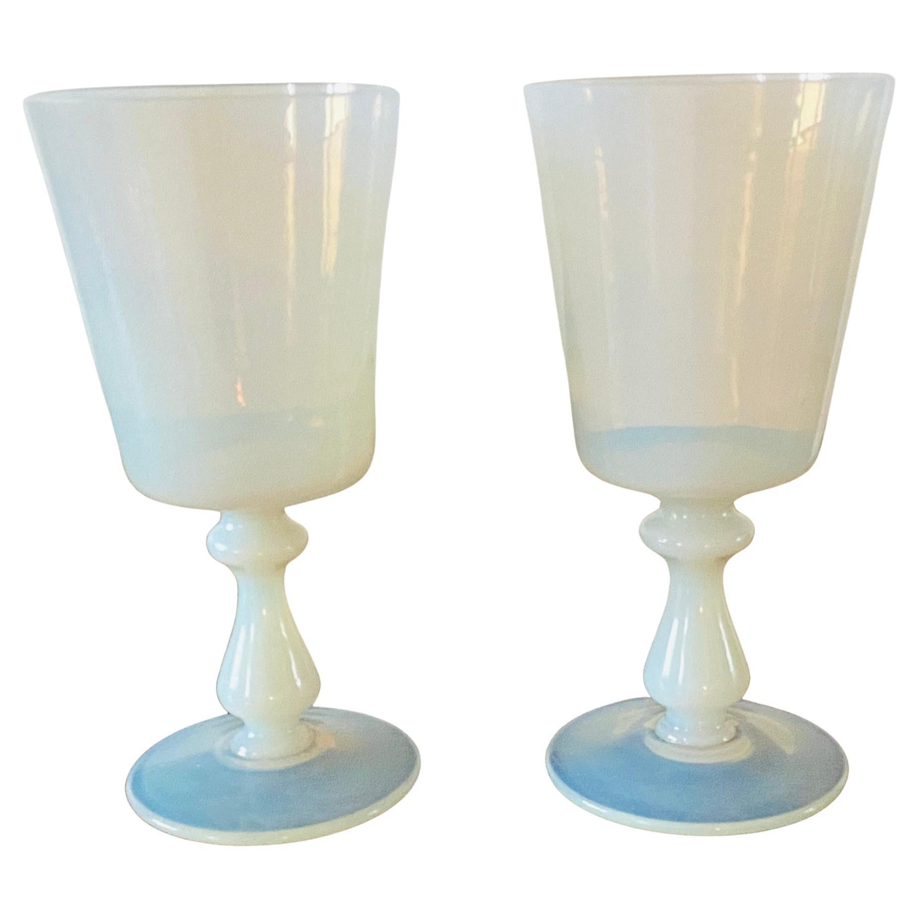 Paire de grands vases ou verres à vin danois en opaline vaseline 