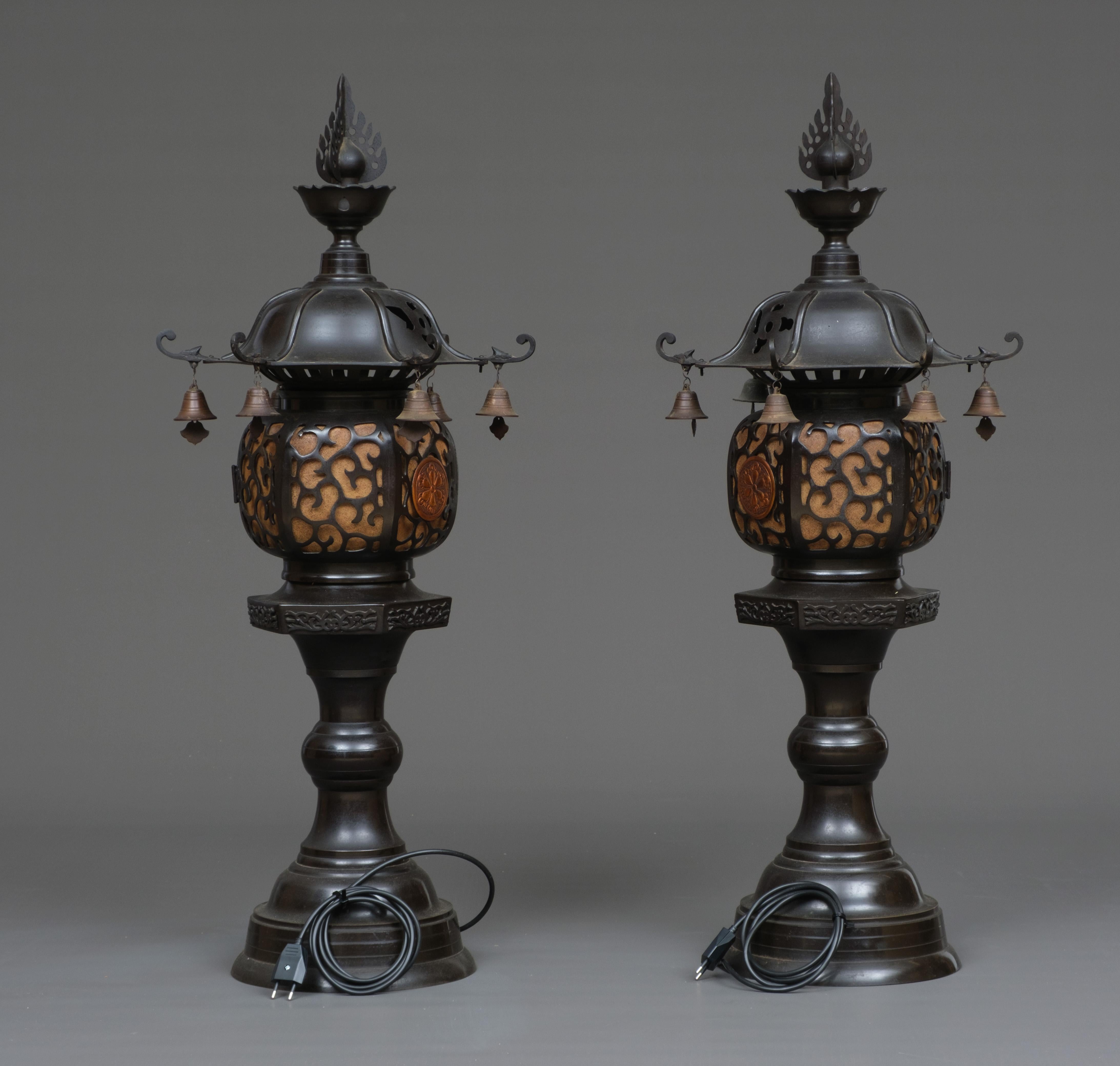 Pair of large dark brown patinated bronze Japanese lanterns 灯籠 (tôrô) For Sale 4