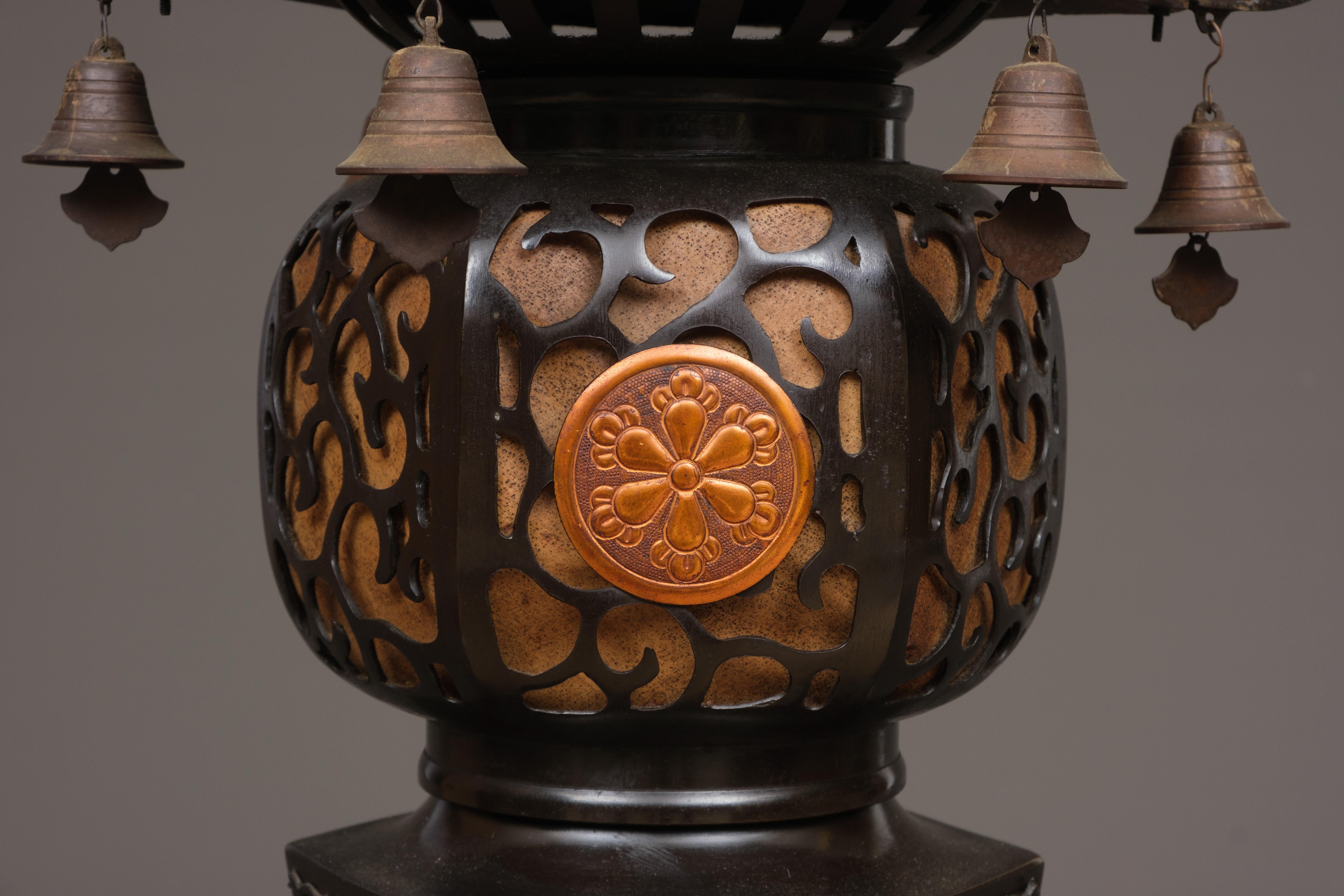 Cast Pair of large dark brown patinated bronze Japanese lanterns 灯籠 (tôrô) For Sale