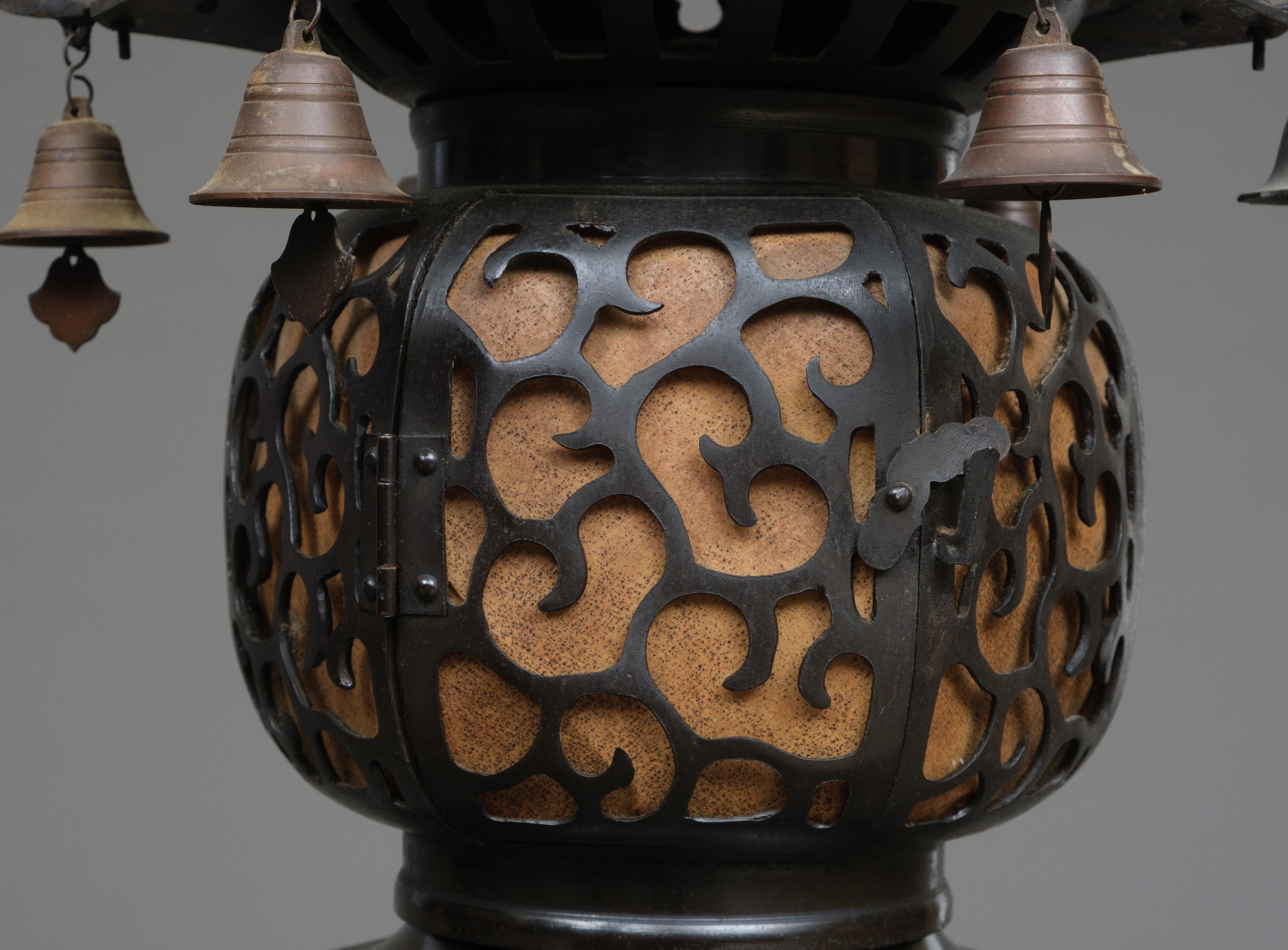 Pair of large dark brown patinated bronze Japanese lanterns 灯籠 (tôrô) In Good Condition For Sale In Amsterdam, NL