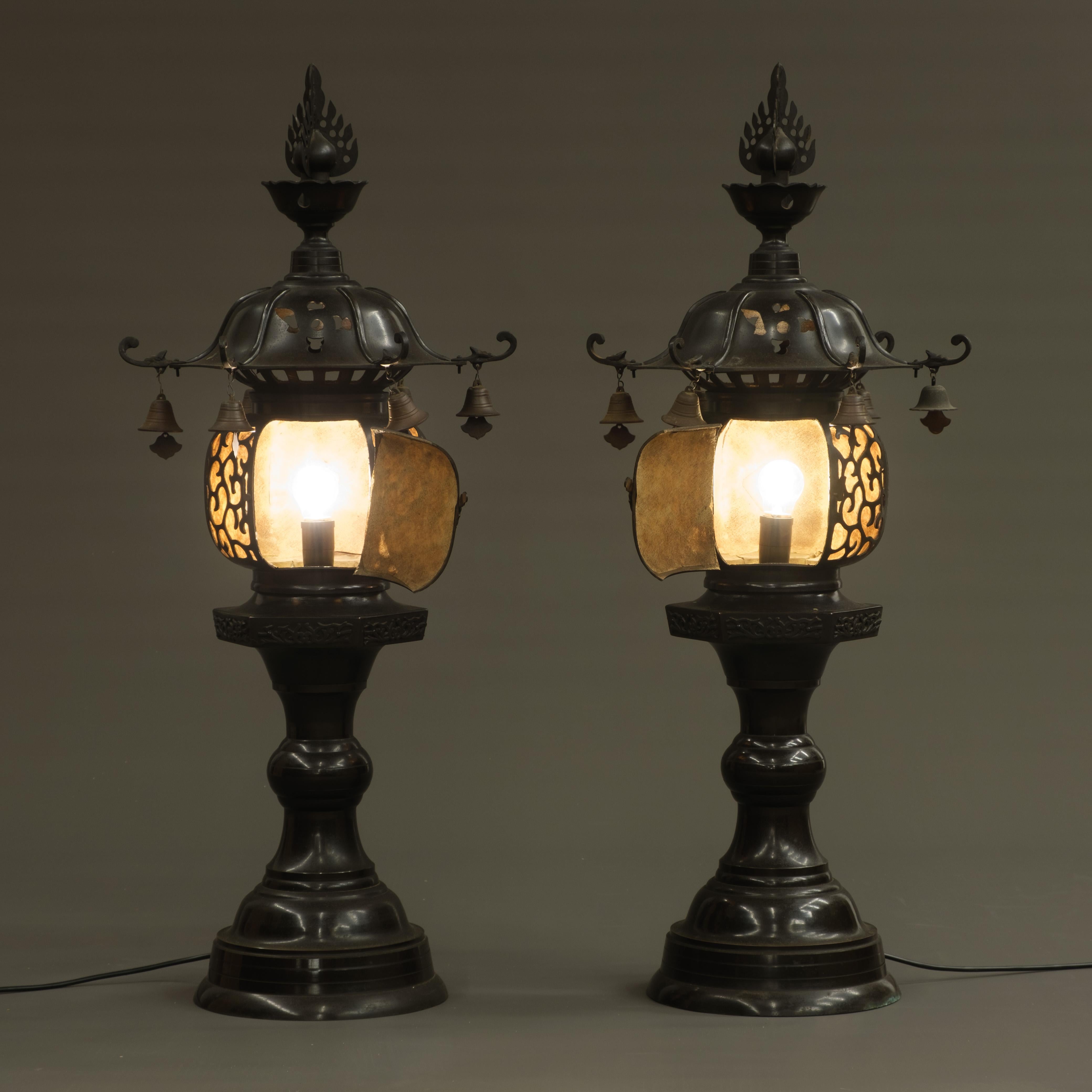 20th Century Pair of large dark brown patinated bronze Japanese lanterns 灯籠 (tôrô) For Sale