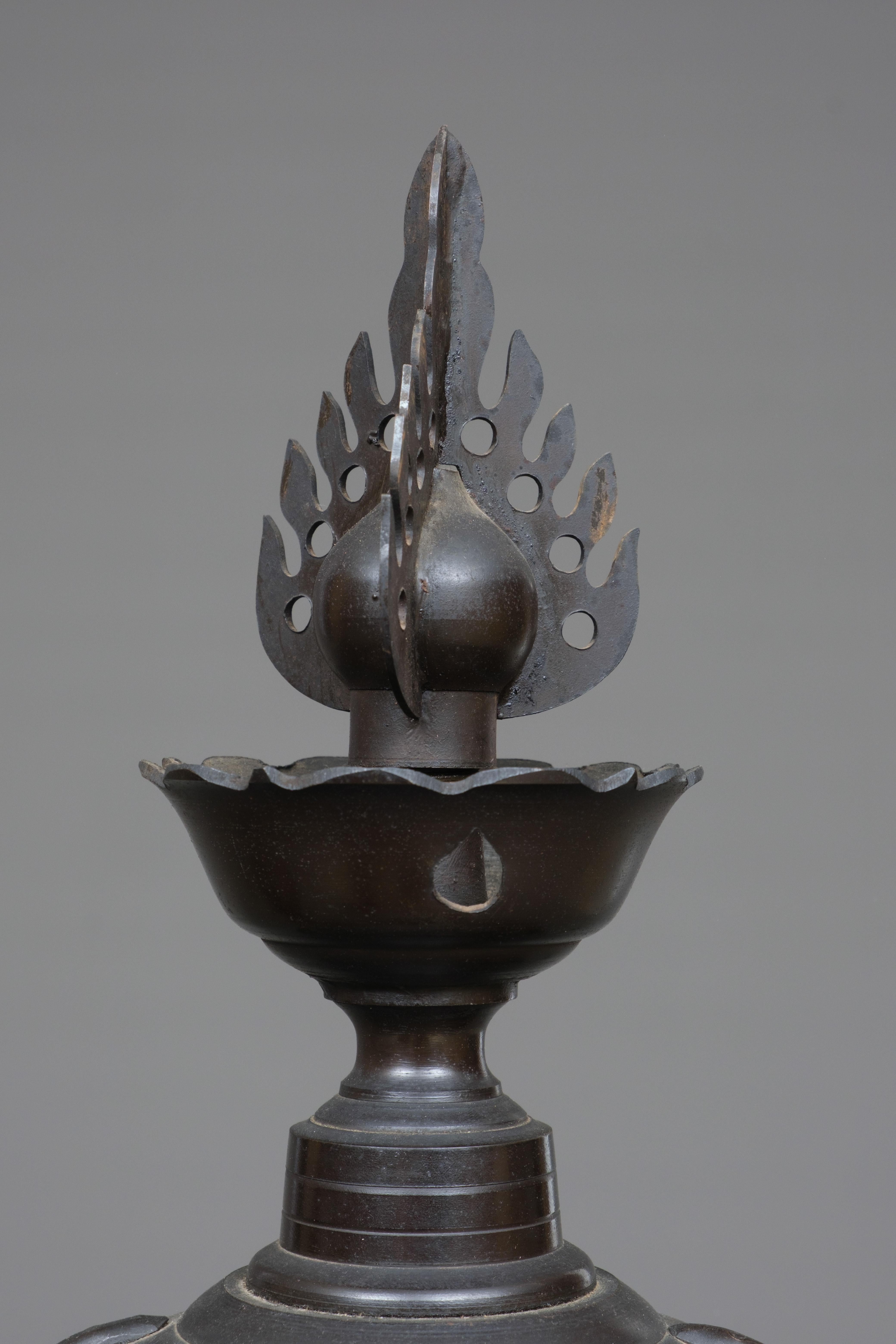 Pair of large dark brown patinated bronze Japanese lanterns 灯籠 (tôrô) For Sale 1