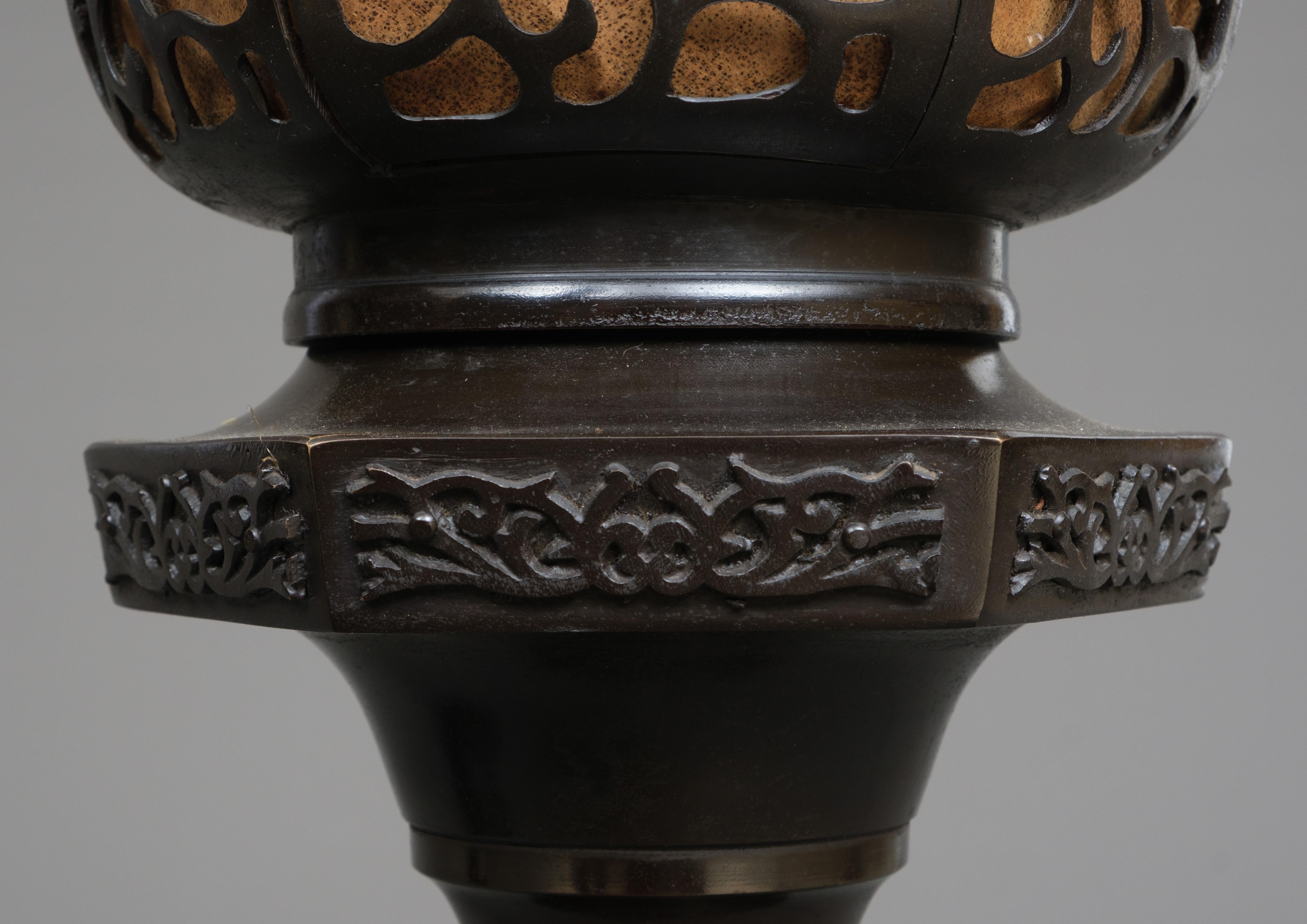 Pair of large dark brown patinated bronze Japanese lanterns 灯籠 (tôrô) For Sale 3