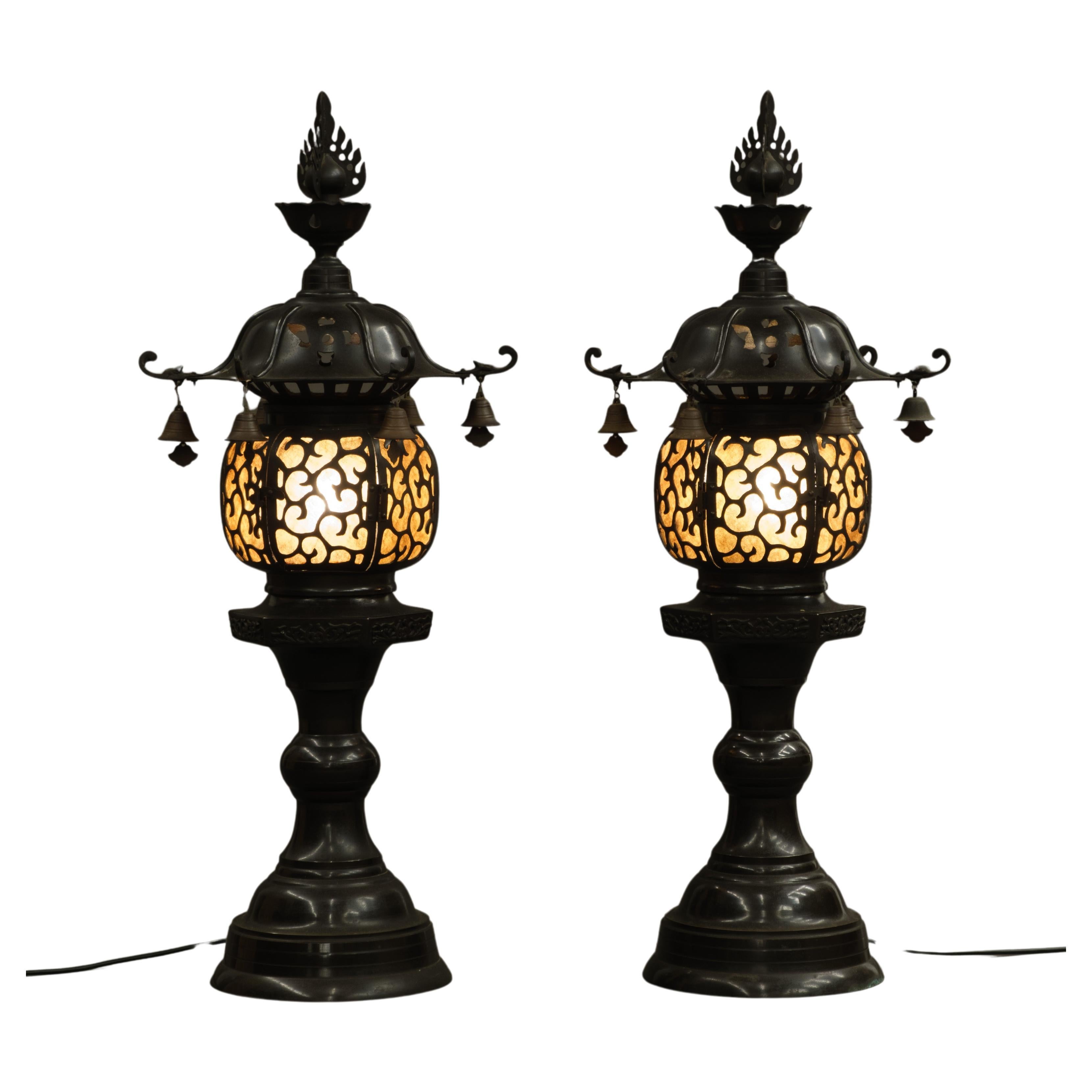 Pair of large dark brown patinated bronze Japanese lanterns 灯籠 (tôrô) For Sale