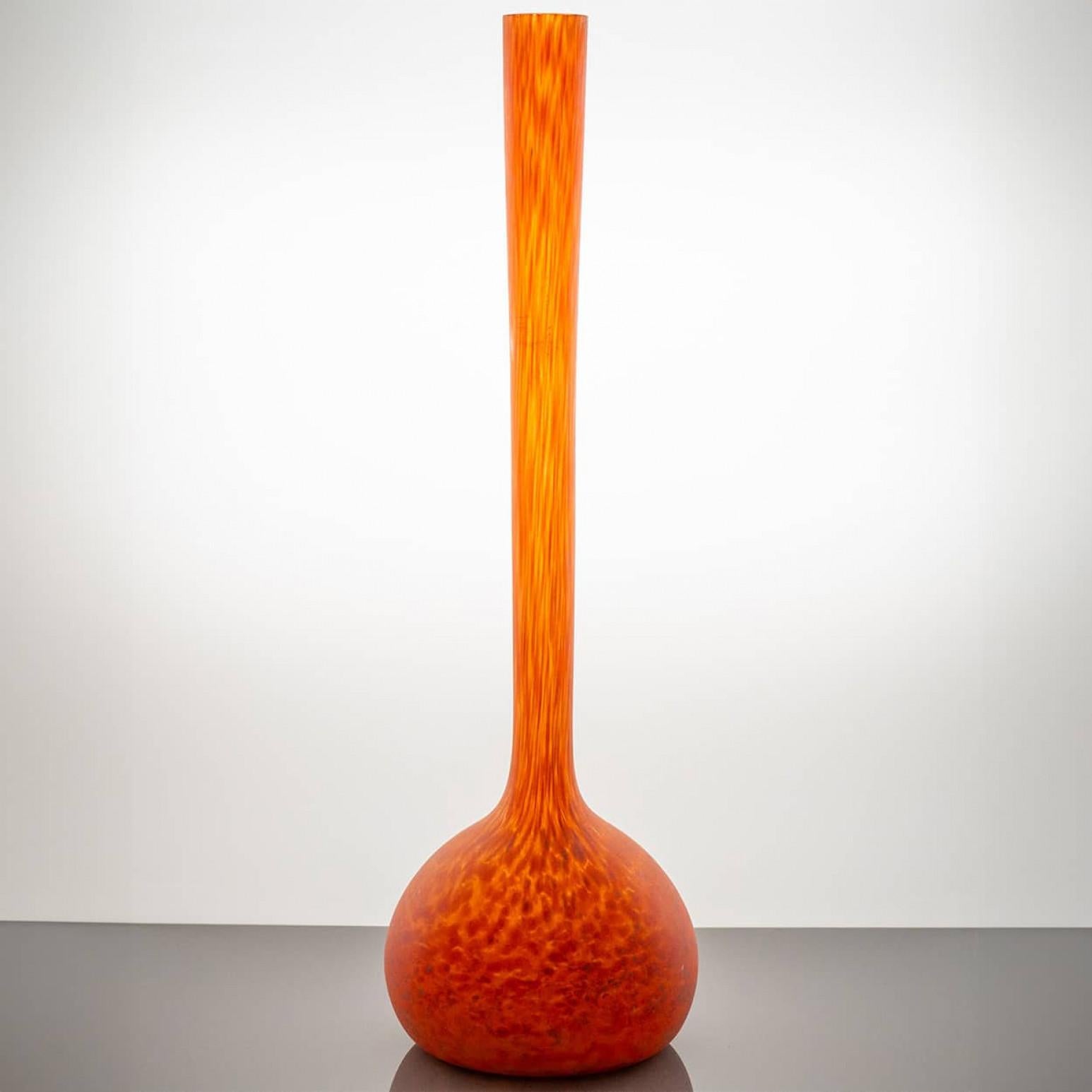 Fine XX secolo Pair of Large Daum De Latte Soliflore Vases, Orange Pâte de Verre, France in vendita